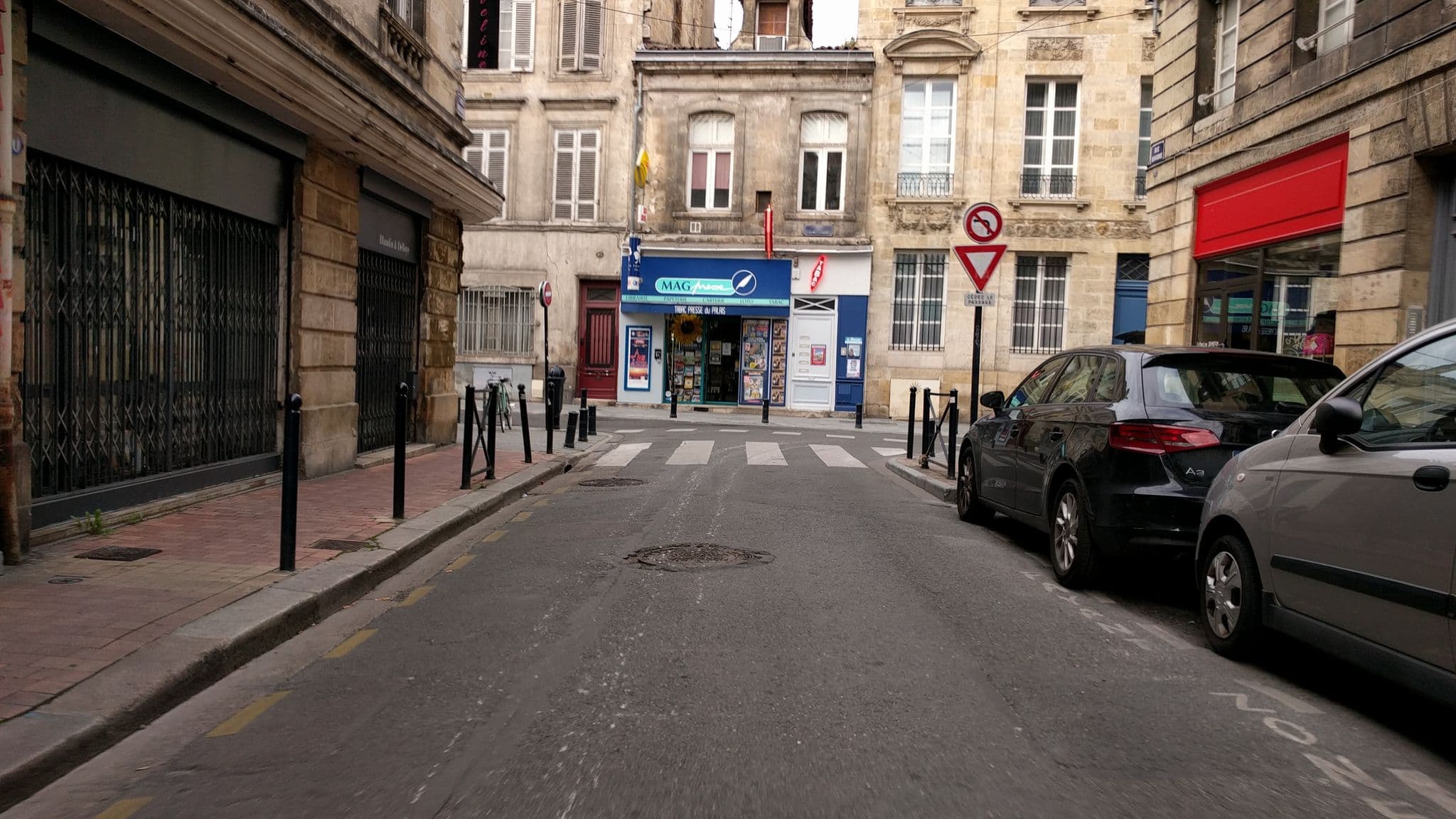 Street view near Hôtel Huguerie, Bordeaux — © thibdrev (CC BY-SA · Mapillary)