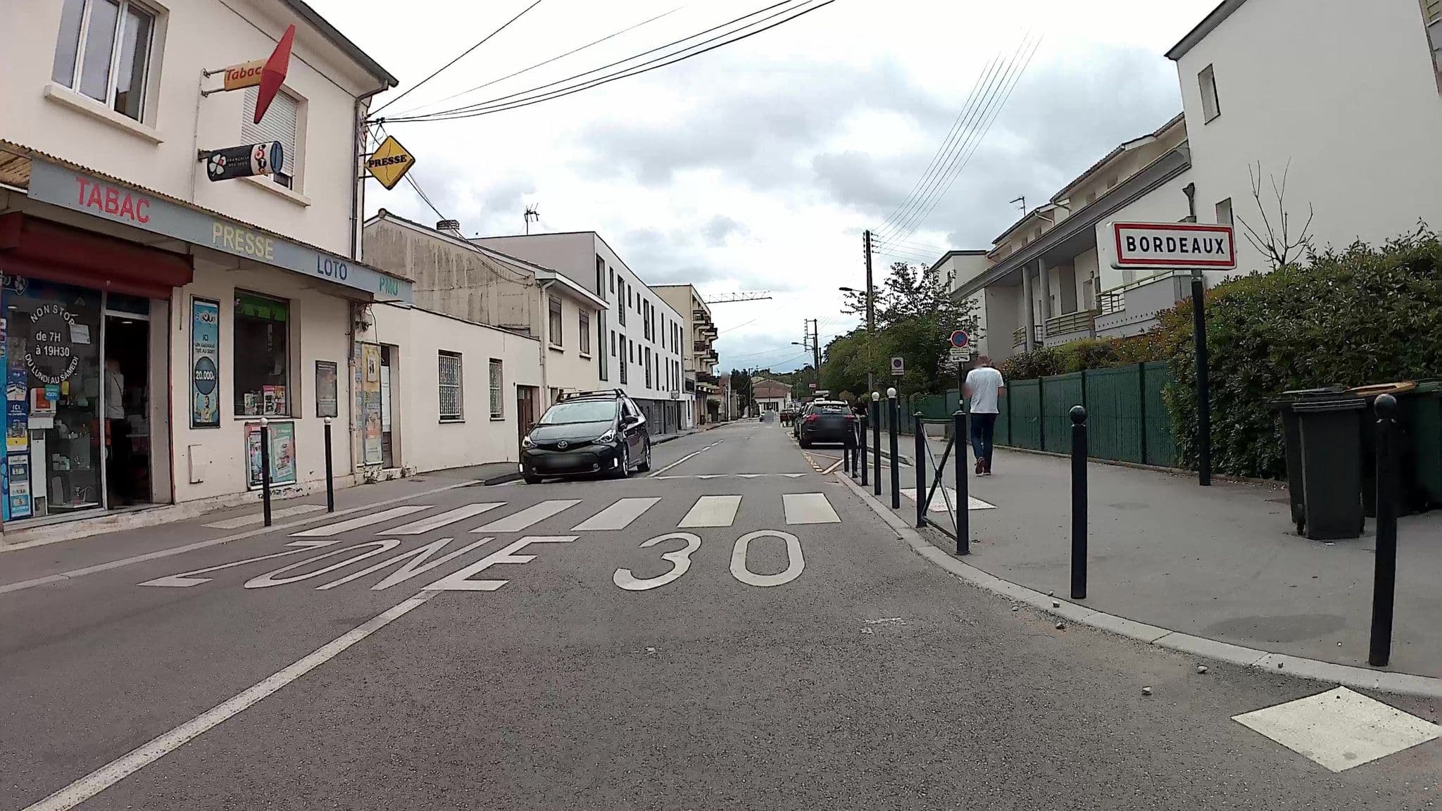 Street view near Auberge québécoise, Pessac — © trouyer (CC BY-SA · Mapillary)