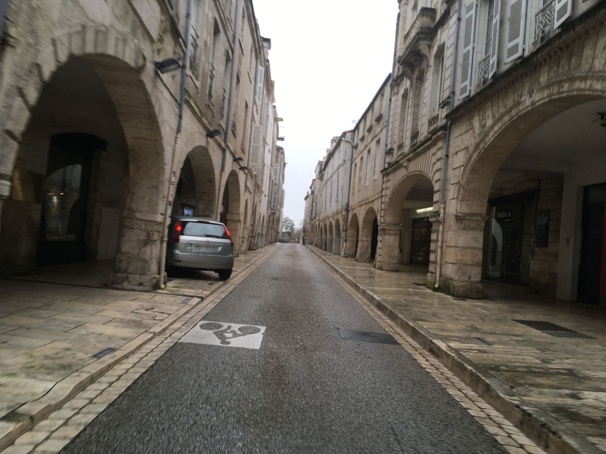 Street view near Maison des Ambassadeurs, La Rochelle — © unlimited (CC BY-SA · Mapillary)