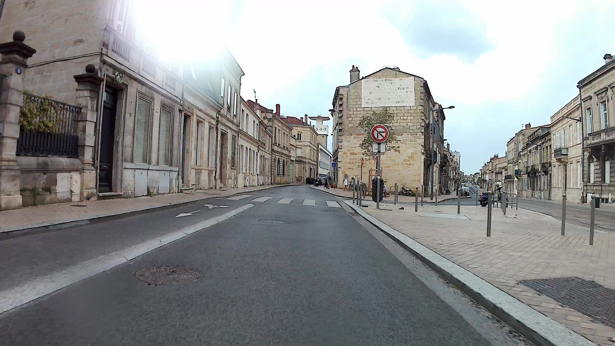 Street view near Le Clou de Louis, Bordeaux — © trouyer (CC BY-SA · Mapillary)