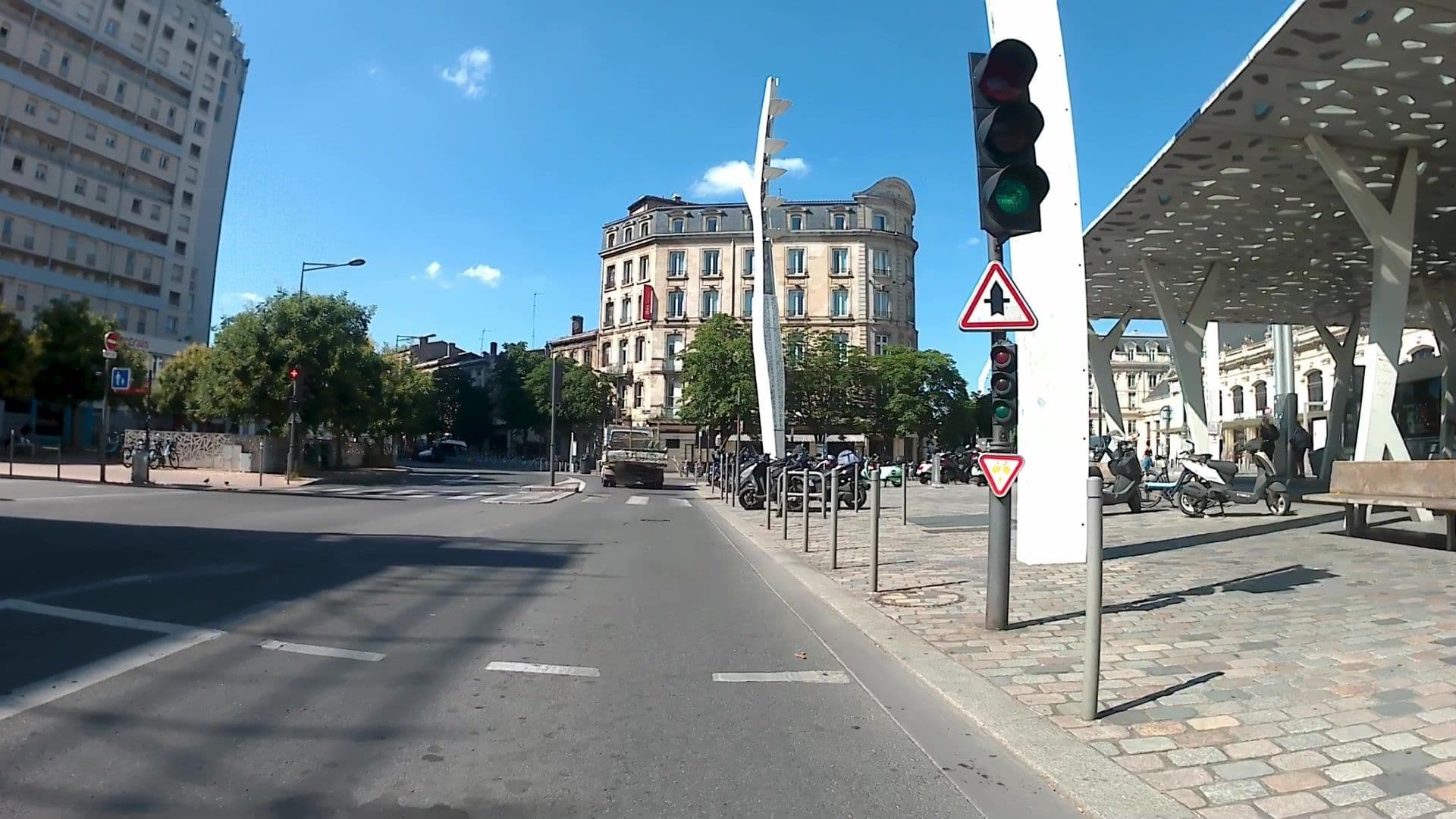 Street view near Terminus Hotel Bordeaux, Bègles — © trouyer (CC BY-SA · Mapillary)