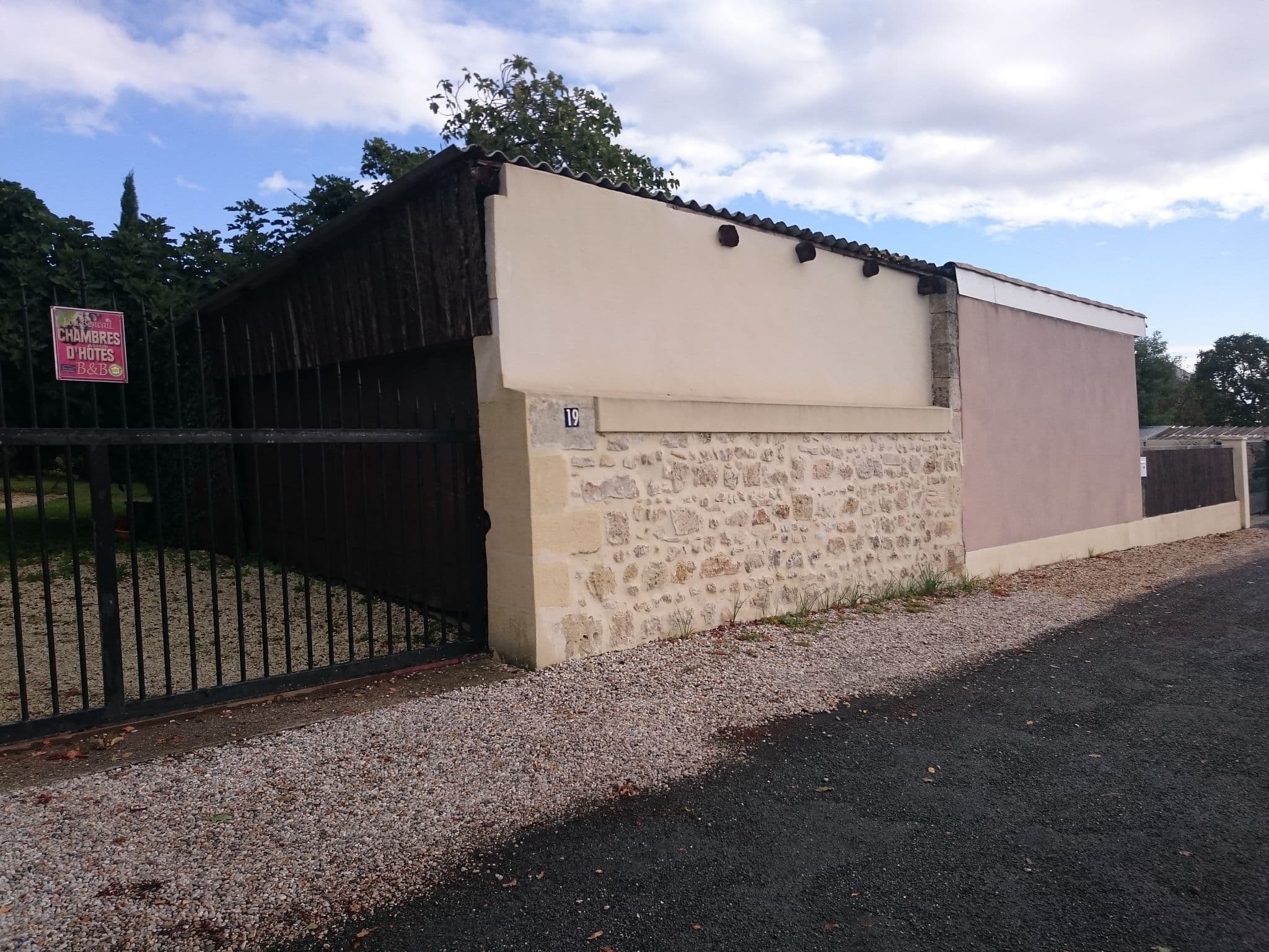 Street view near Le Coeur des Vignes, Pauillac — © bolosig (CC BY-SA · Mapillary)