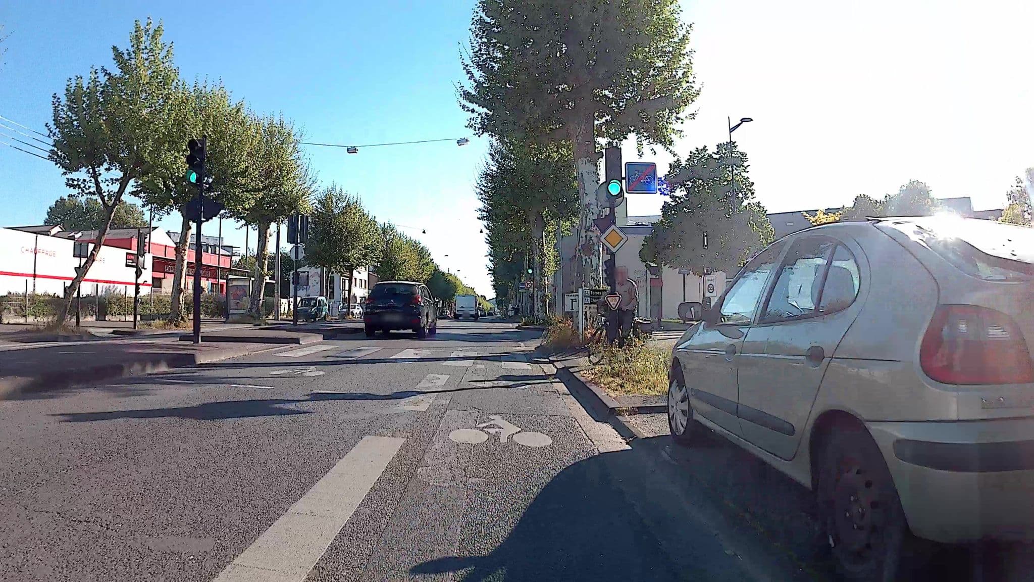 Street view near Clos Des Boulevards, Bègles — © trouyer (CC BY-SA · Mapillary)