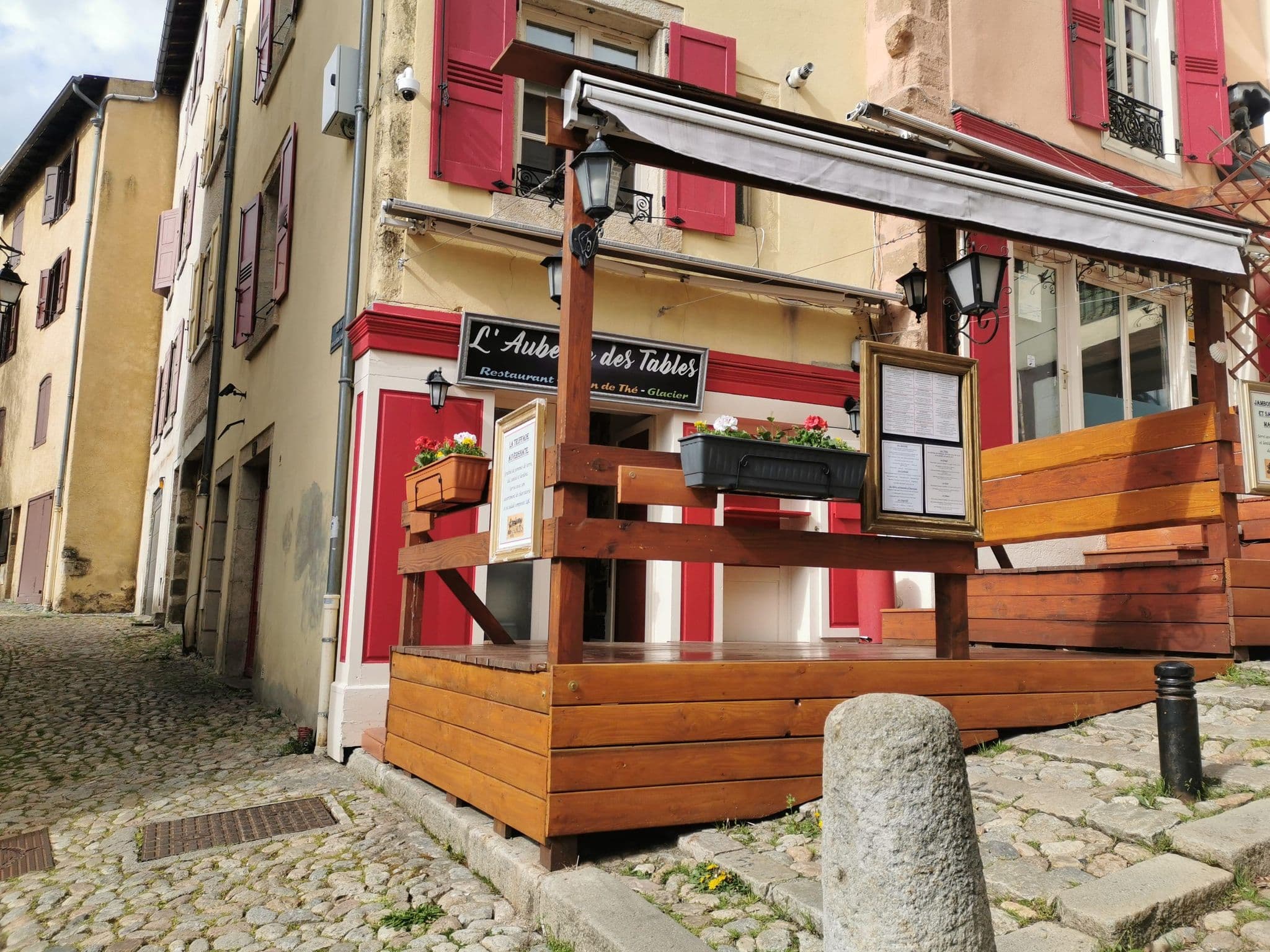 Street view near L'Auberge des Tables, Le Puy-en-Velay — © tartine78 (CC BY-SA · Mapillary)
