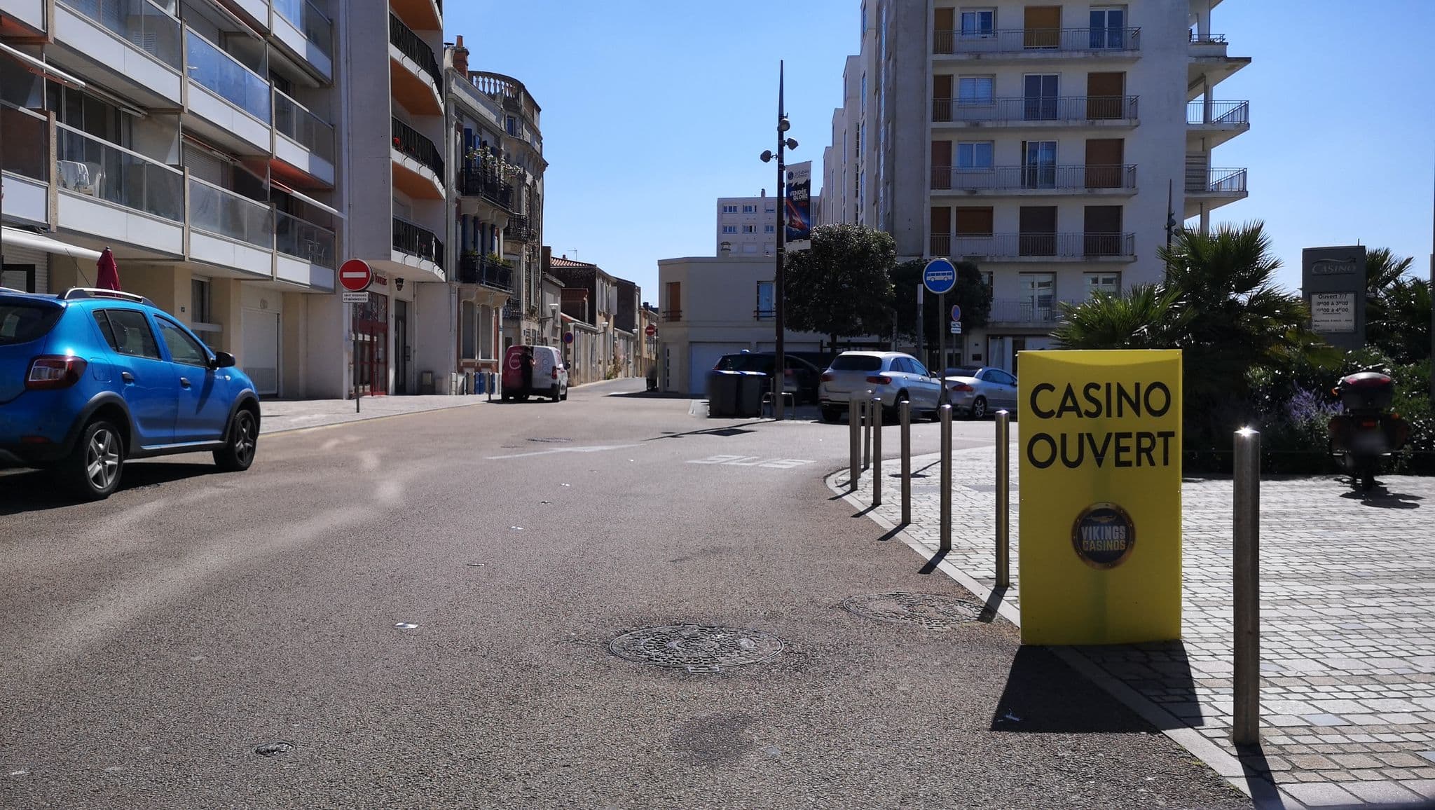 Street view near Hôtel Kyriad Les Sables d'Olonne, Les Sables-d'Olonne — © u4y0u (CC BY-SA · Mapillary)