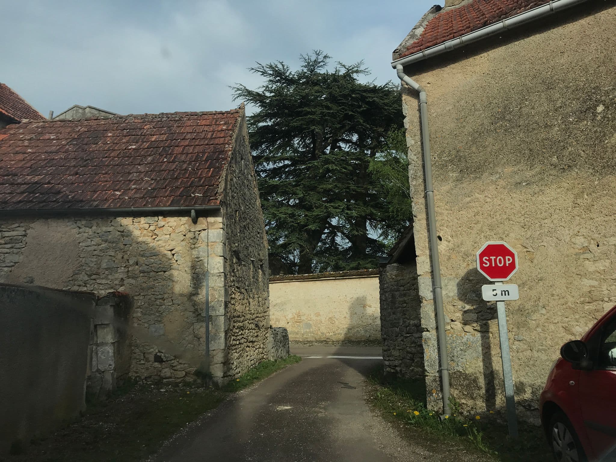 Street view near Druyes-les-Belles-Fontaines Aire de service et de stationnement, Clamecy — © thepriben (CC BY-SA · Mapillary)