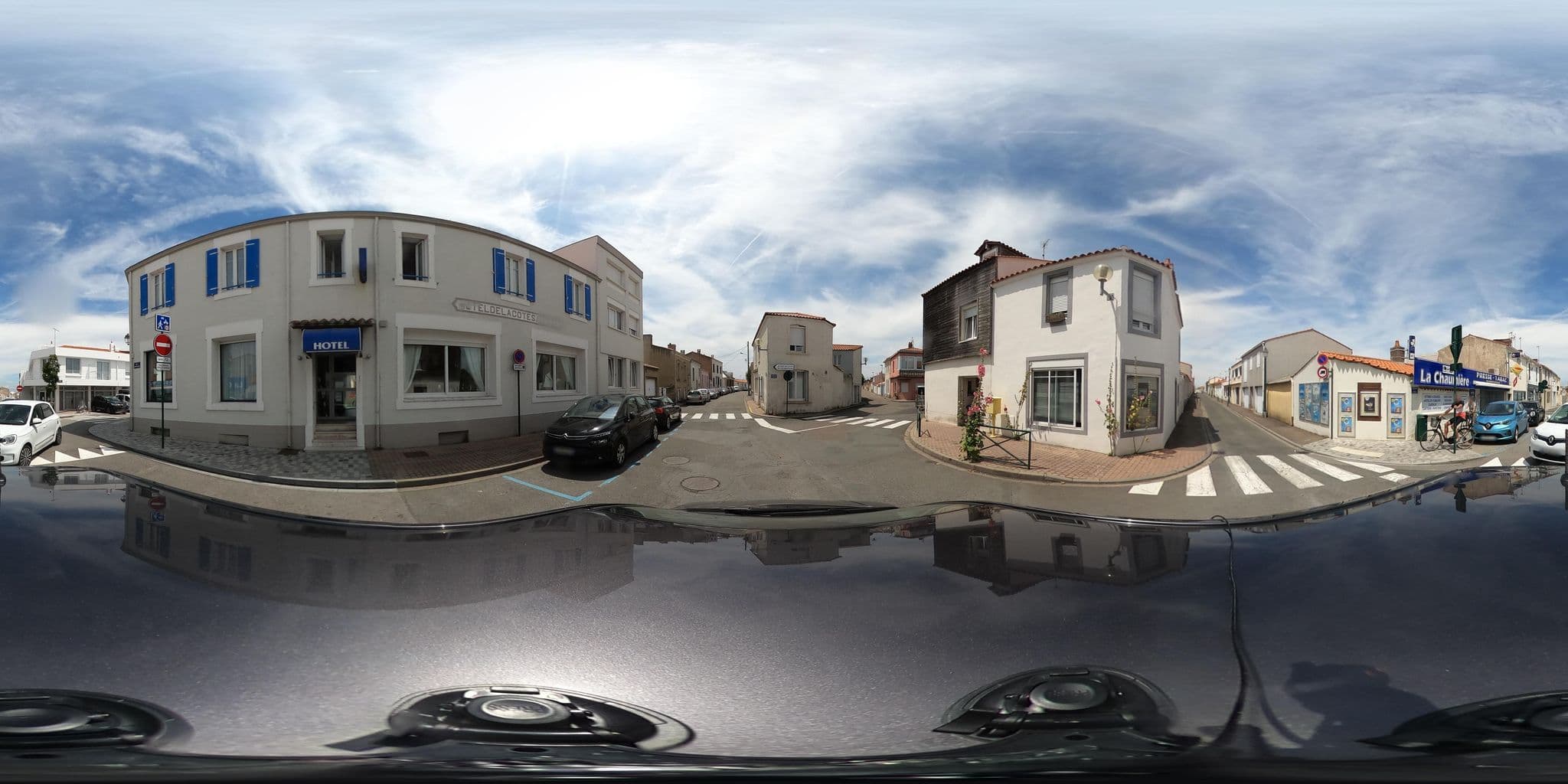 Street view near Hotel la Cote Sauvage, Les Sables-d'Olonne — © u4y0u (CC BY-SA · Mapillary)