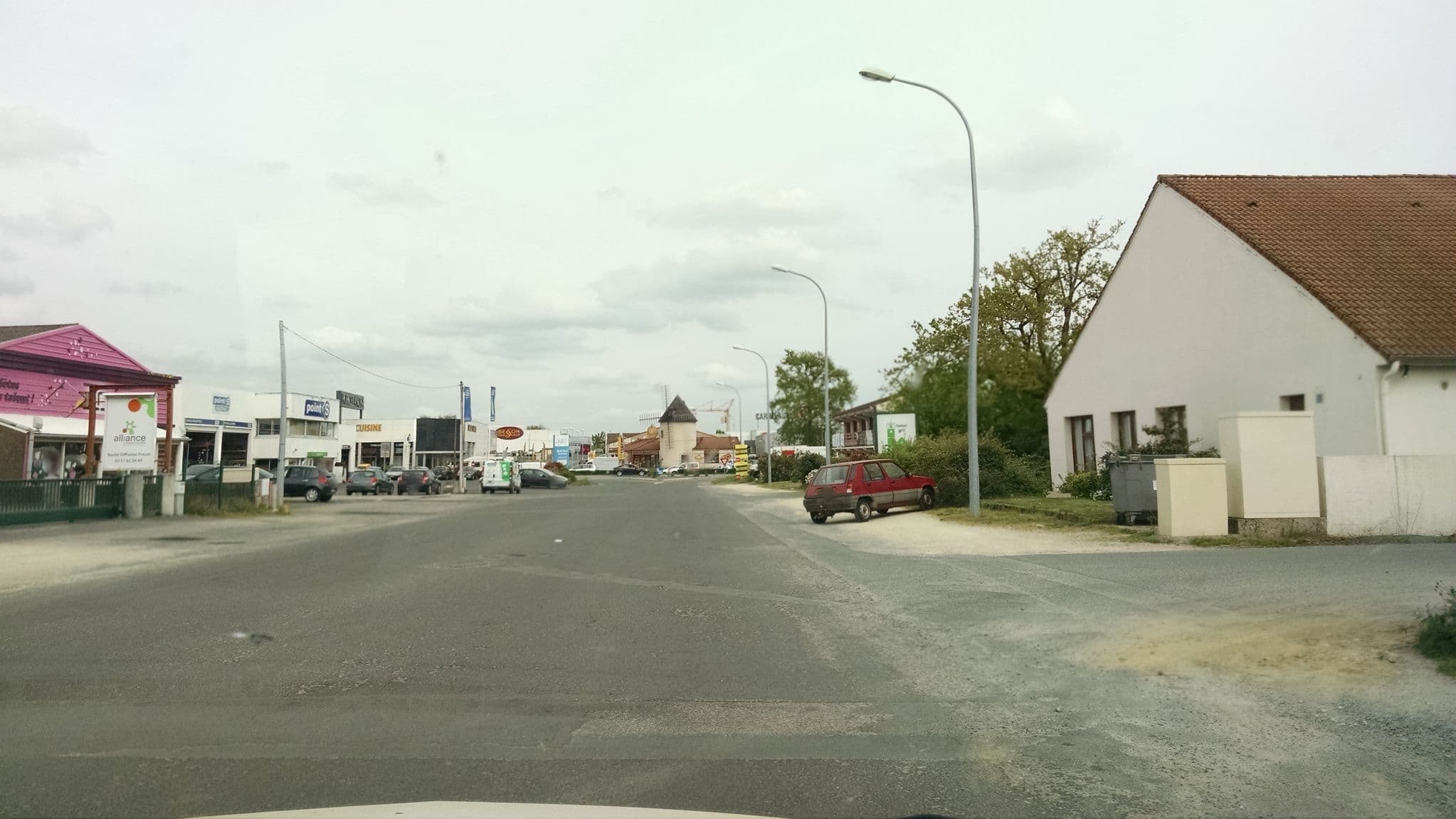 Street view near Hôtel-restaurant balladins la Roche sur Yon, La Roche-sur-Yon — © stephanep (CC BY-SA · Mapillary)