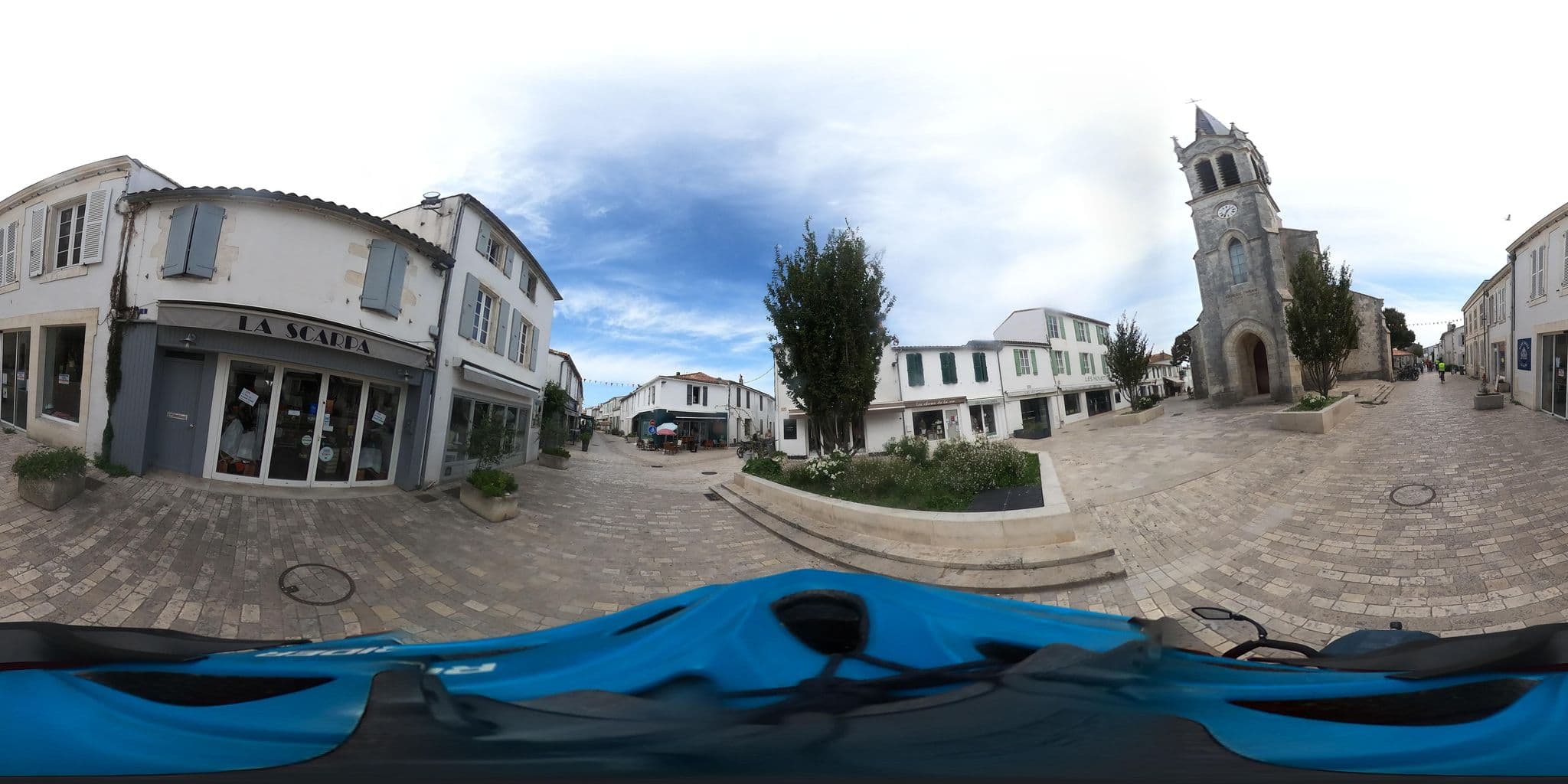 Street view near Hôtel les Mouettes, La Couarde-sur-Mer — © padididejurbise (CC BY-SA · Mapillary)