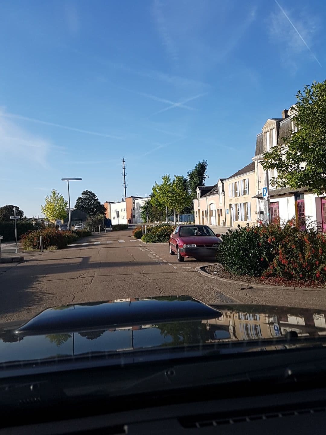 Street view near Les Pastels, La Roche-sur-Yon — © mike2985 (CC BY-SA · Mapillary)