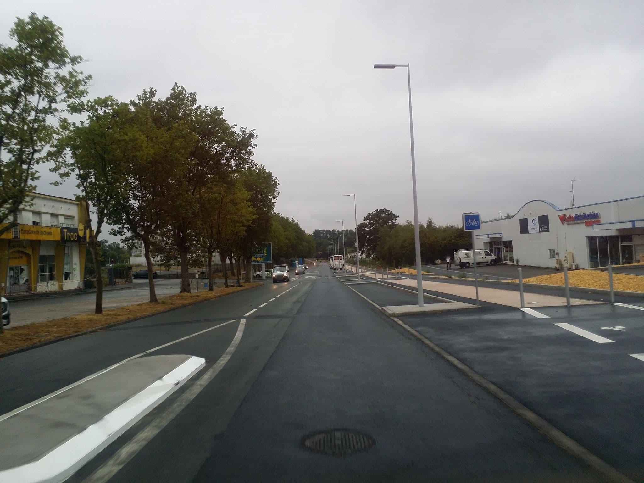 Street view near Hôtel Restaurant le Sully, La Roche-sur-Yon — © aile85 (CC BY-SA · Mapillary)