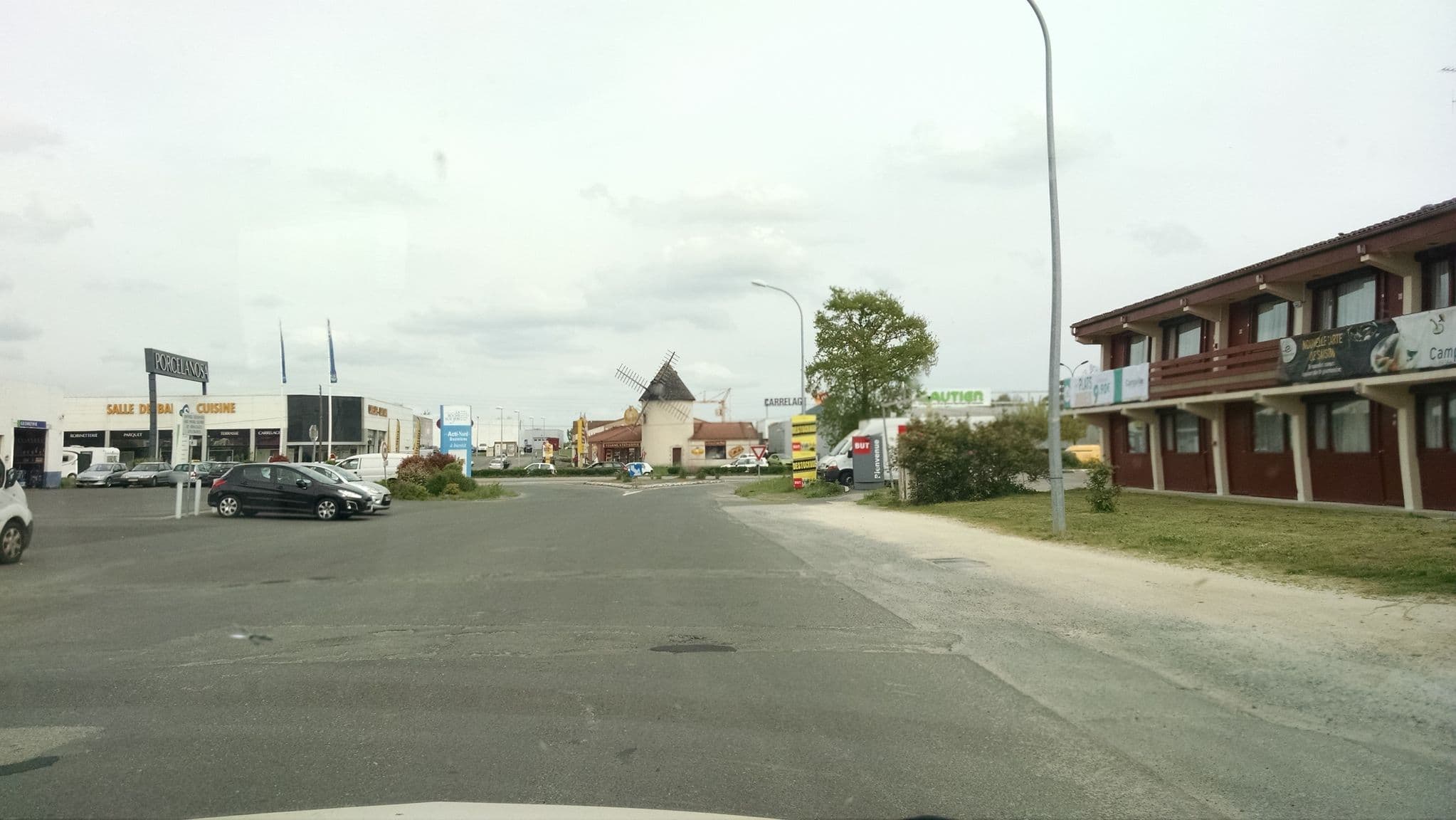 Street view near Restaurant Campanile Motel des Bazinières Franch. Indép. la Roche-sur-Yon, La Roche-sur-Yon — © stephanep (CC BY-SA · Mapillary)