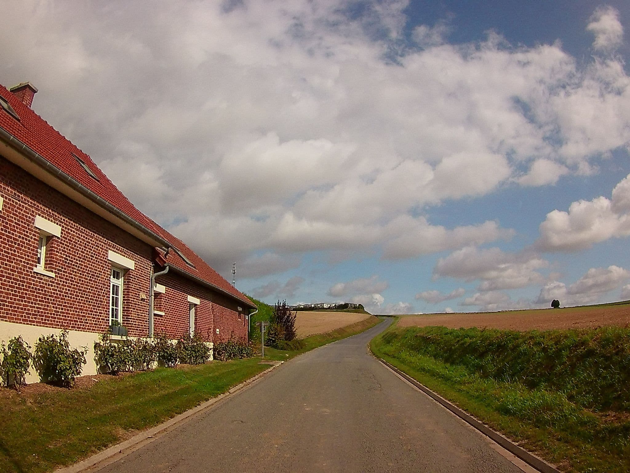 Street view near Chambres d'hôtes Le Pré Fleuri, Bray-sur-Somme — © elgolfo (CC BY-SA · Mapillary)