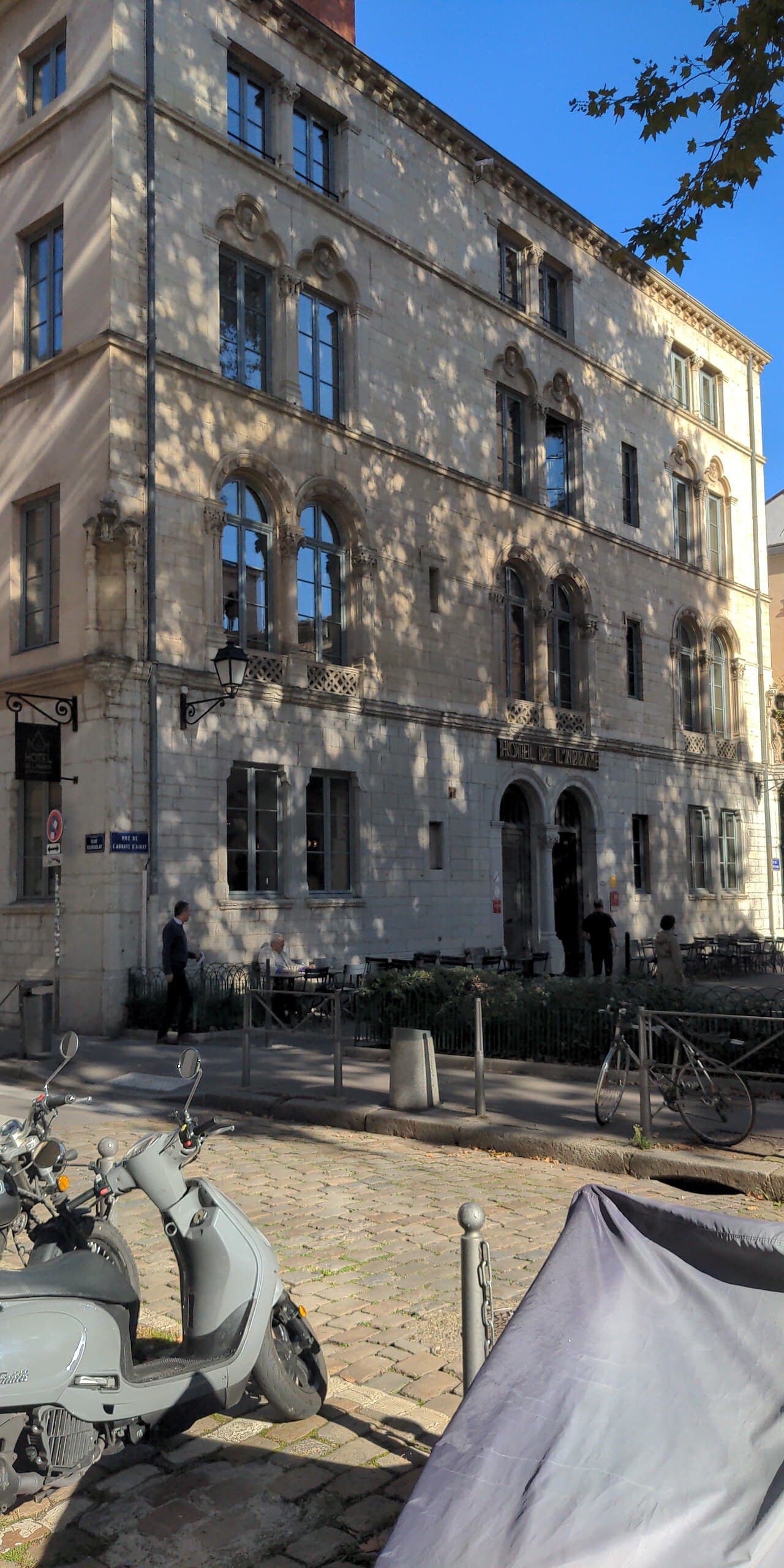 Hôtel de L'Abbaye (via Wikimedia Commons, CC BY-SA 4.0)