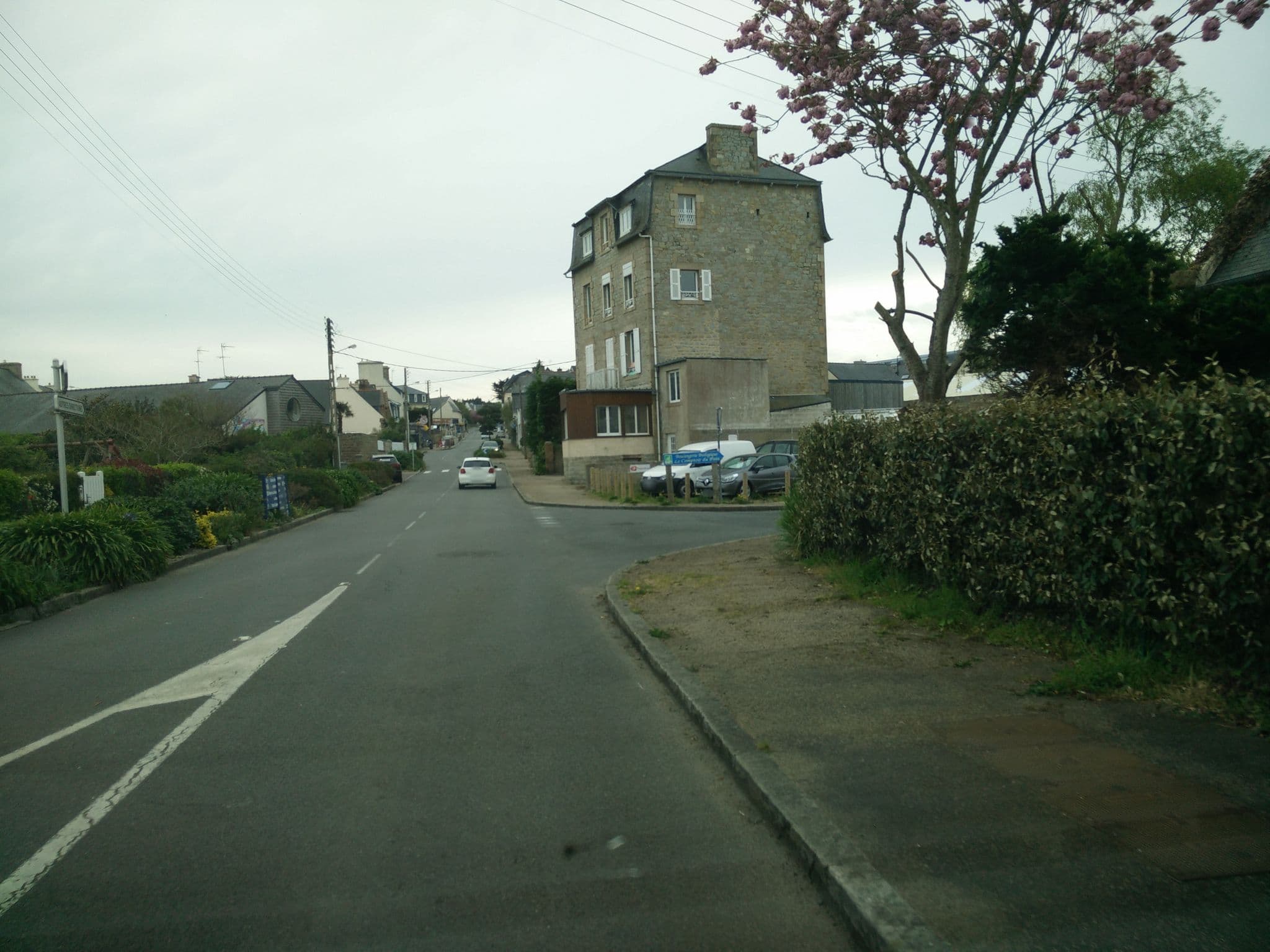 Street view near Parking des Buissonnets, Trébeurden — © joostjakob (CC BY-SA · Mapillary)