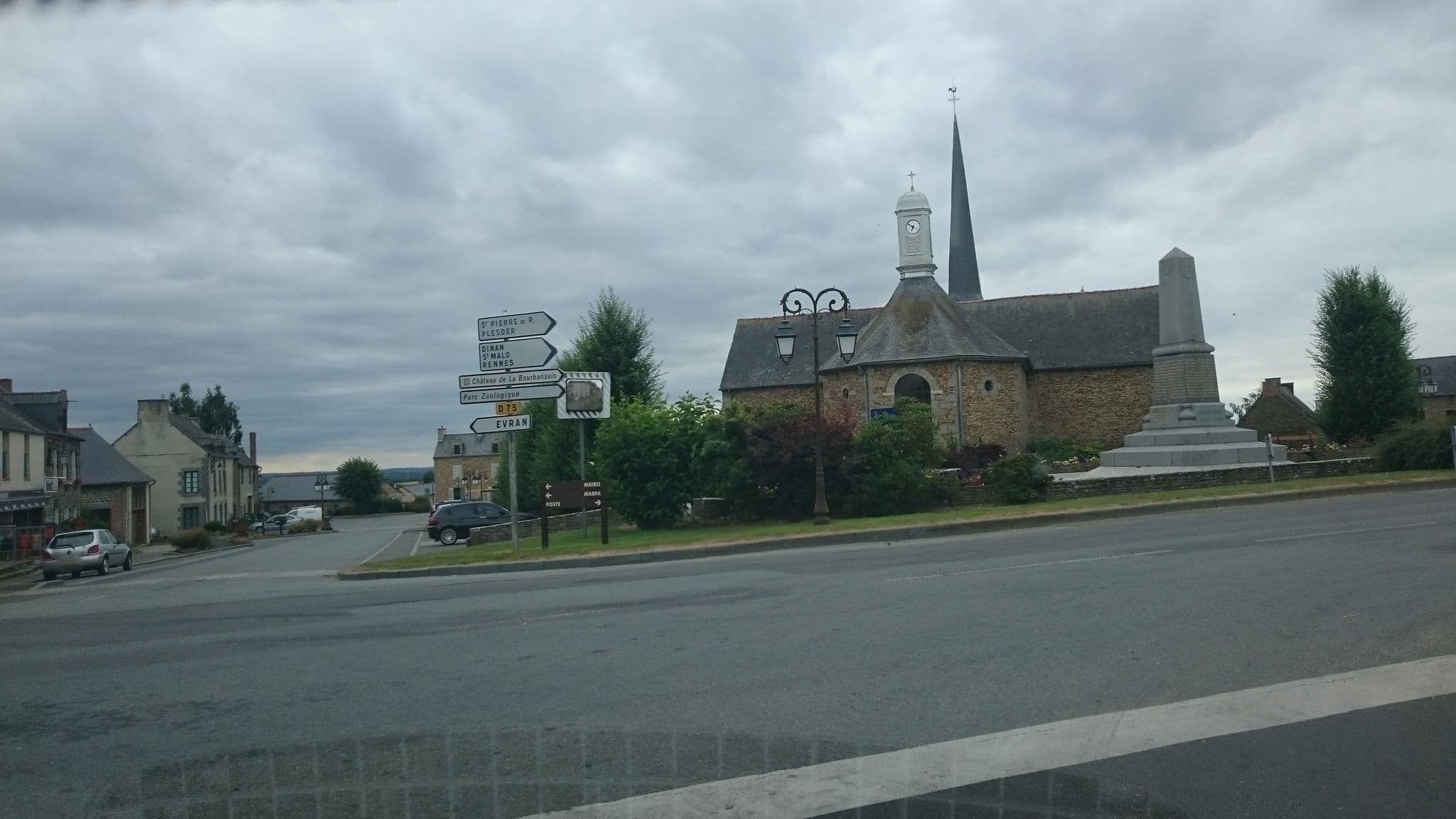 Street view near La Motte Beaumanoir, Pleugueneuc — © legrandblond (CC BY-SA · Mapillary)