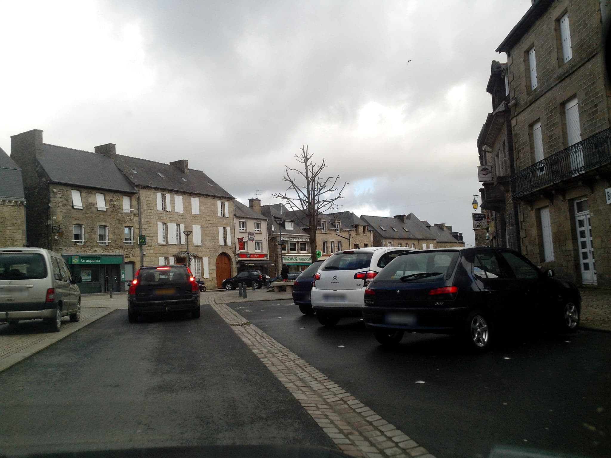 Street view near Place Duguesclin, Broons — © hamlet (CC BY-SA · Mapillary)