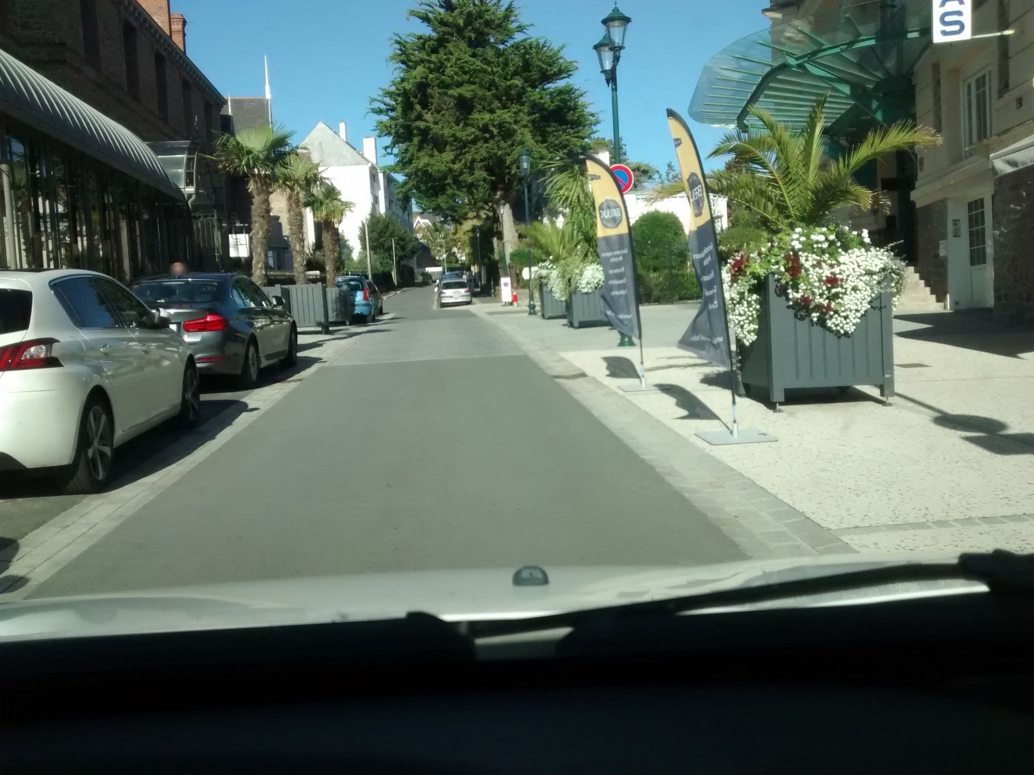 Street view near Hotel Mercure Emeraude Dinard, Dinard — © mgageo (CC BY-SA · Mapillary)