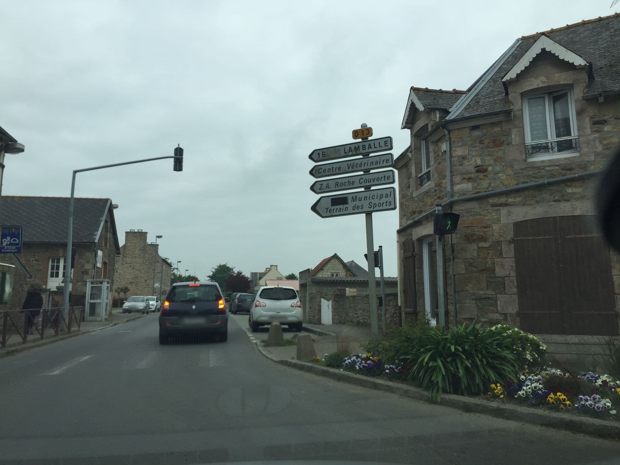Street view near Les Logis du Gros Hibou, Hénanbihen — © pgiraud (CC BY-SA · Mapillary)
