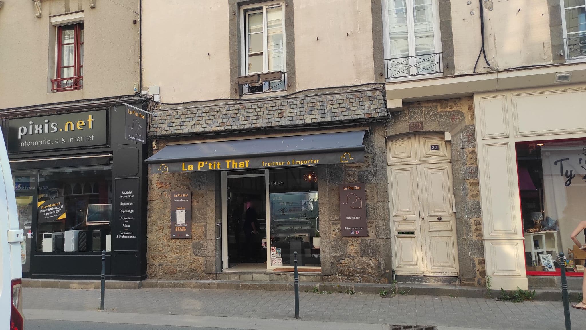 Street view near Le Ptit Thaï, Saint-Malo — © yod4z (CC BY-SA · Mapillary)