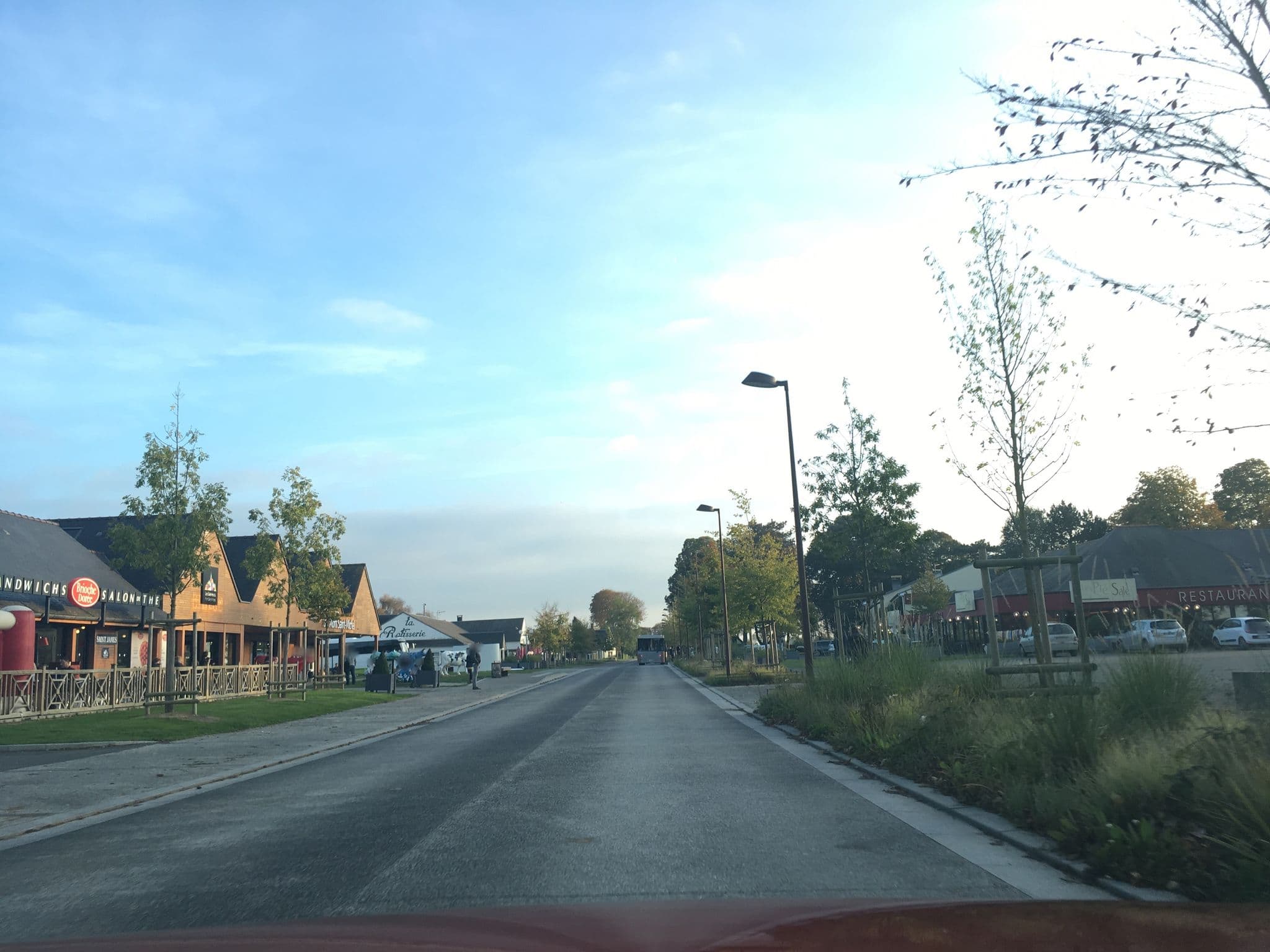 Street view near l'hotel gabriel, Roz-sur-Couesnon — © southglos (CC BY-SA · Mapillary)