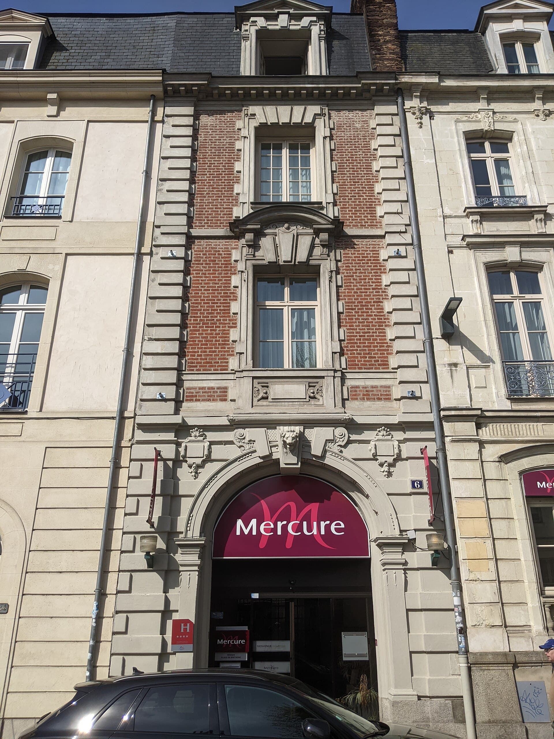 Hôtel Mercure Rennes Place Bretagne (via Wikimedia Commons, CC BY-SA 4.0)