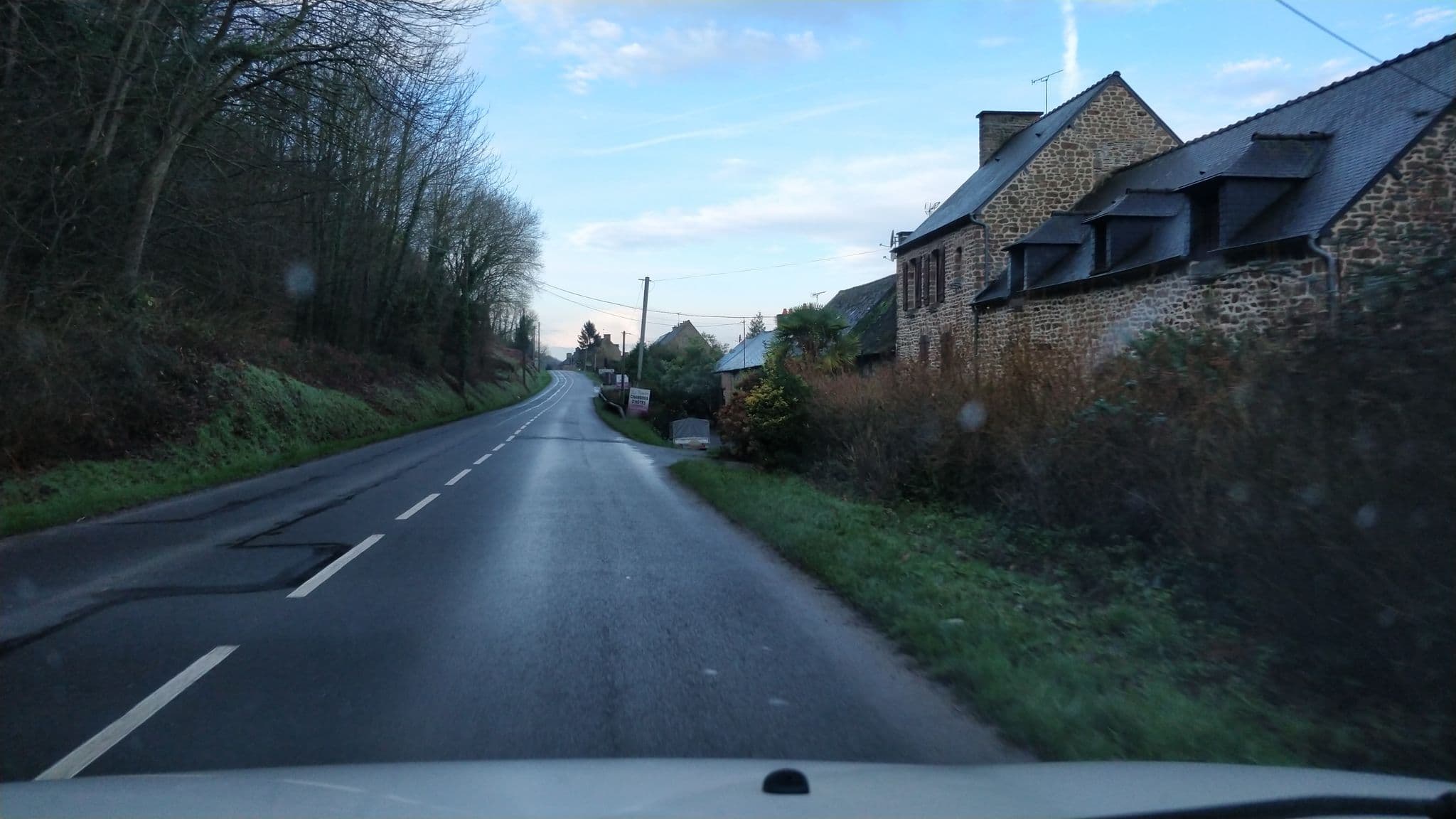 Street view near Chambres d'Hôtes les Fleurettes en Baie du Mont Saint Michel, Roz-sur-Couesnon — © mgageo (CC BY-SA · Mapillary)