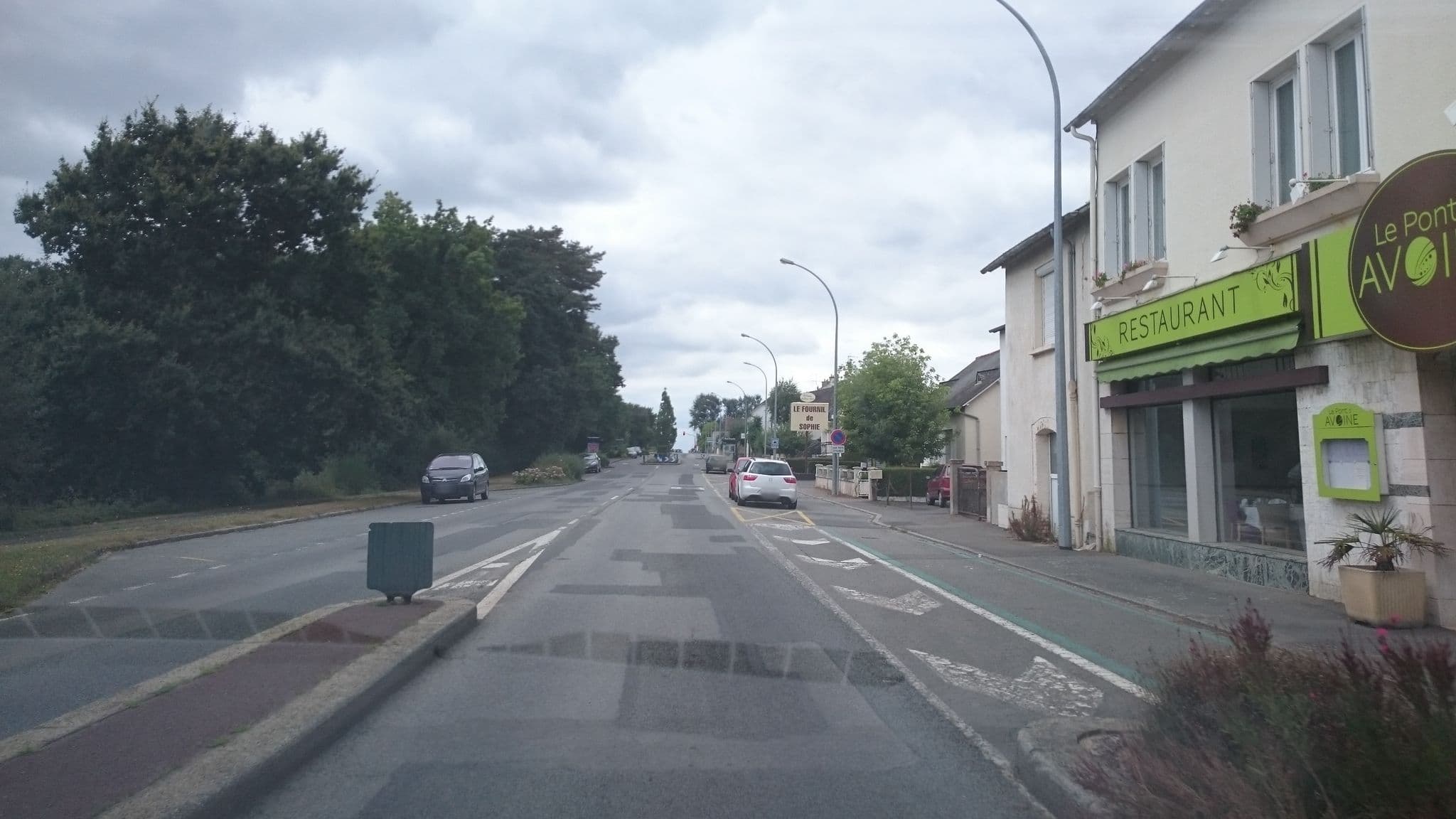 Street view near Hôtel Le pont d'avoine, Le Rheu — © legrandblond (CC BY-SA · Mapillary)