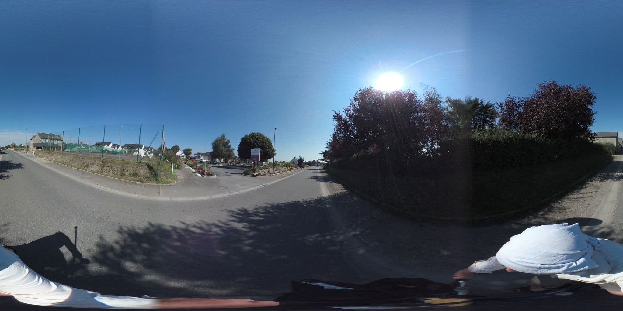 Street view near Appart'Hotel Fleurdumont, Pontorson — © geovelo (CC BY-SA · Mapillary)