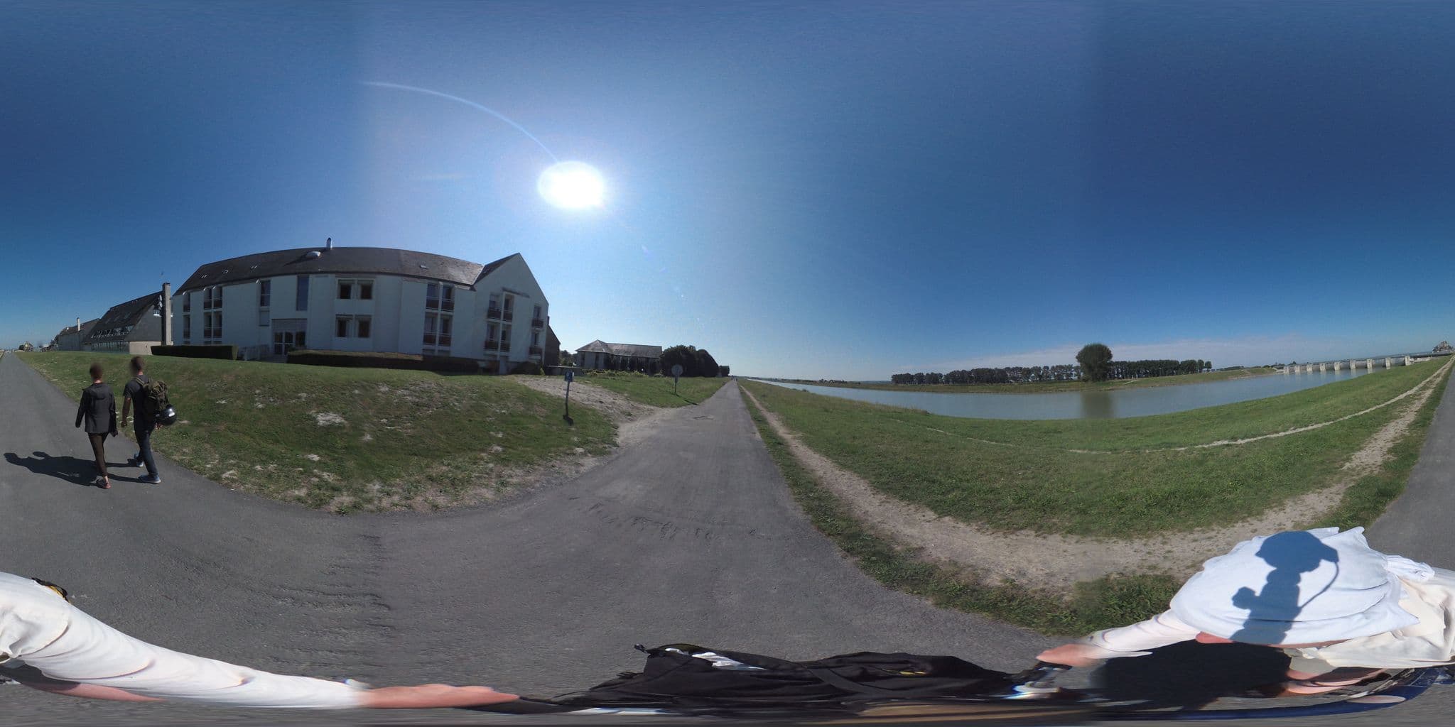 Street view near Hôtel le Saint Aubert, Roz-sur-Couesnon — © geovelo (CC BY-SA · Mapillary)