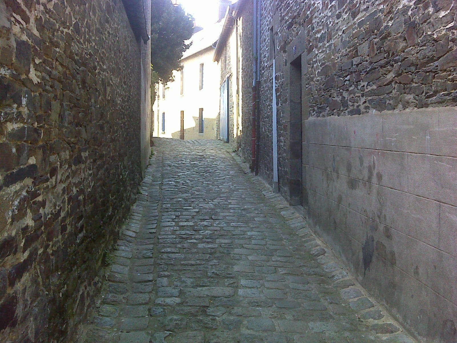 Street view near Du Tertre Hotel Bretagne, Dol-de-Bretagne — © bernardvoyageur (CC BY-SA · Mapillary)