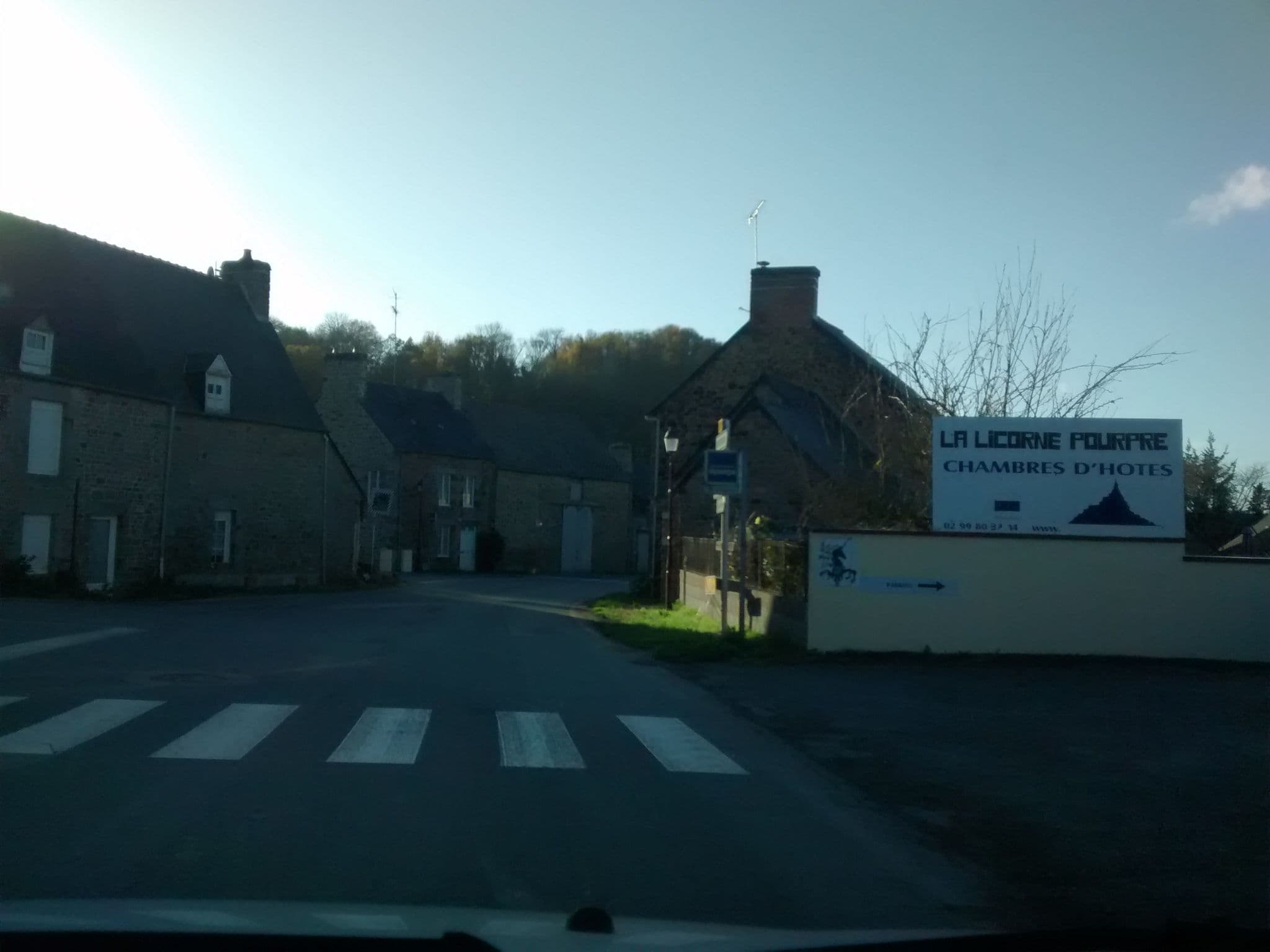 Street view near La Licorne Pourpre, Roz-sur-Couesnon — © mgageo (CC BY-SA · Mapillary)