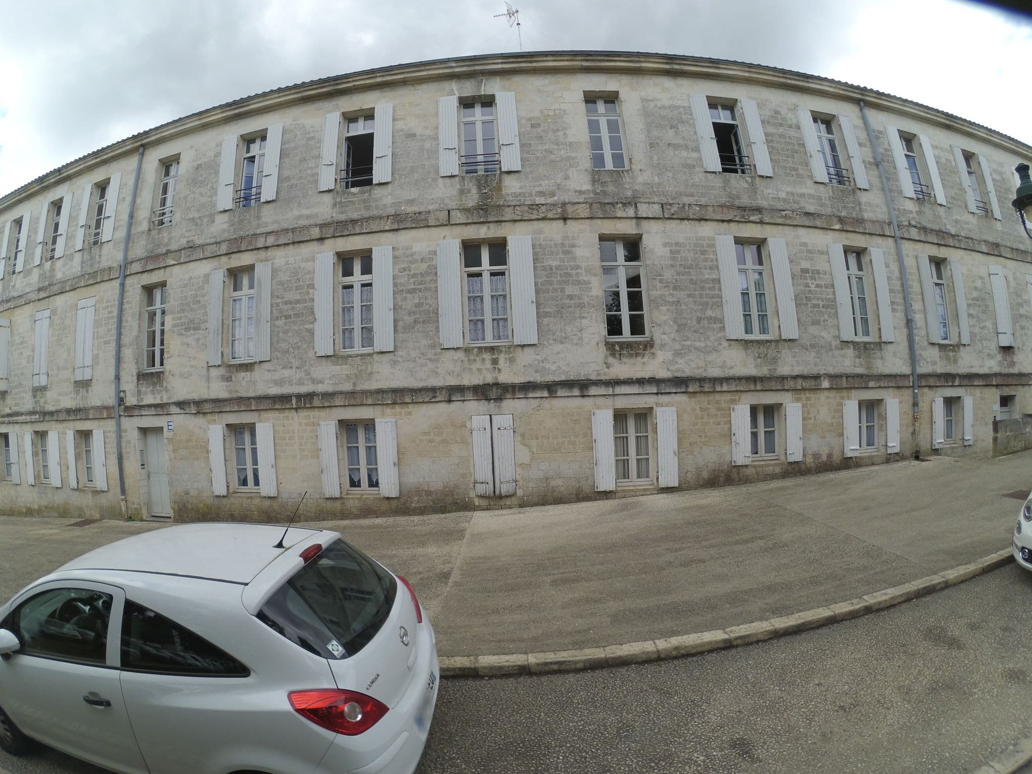 Street view near Les Logis de la Source, Rochefort — © stephanep (CC BY-SA · Mapillary)