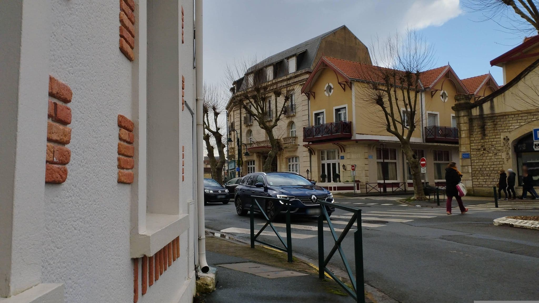Street view near Majestic Hostel, Châtelaillon-Plage — © kritic (CC BY-SA · Mapillary)
