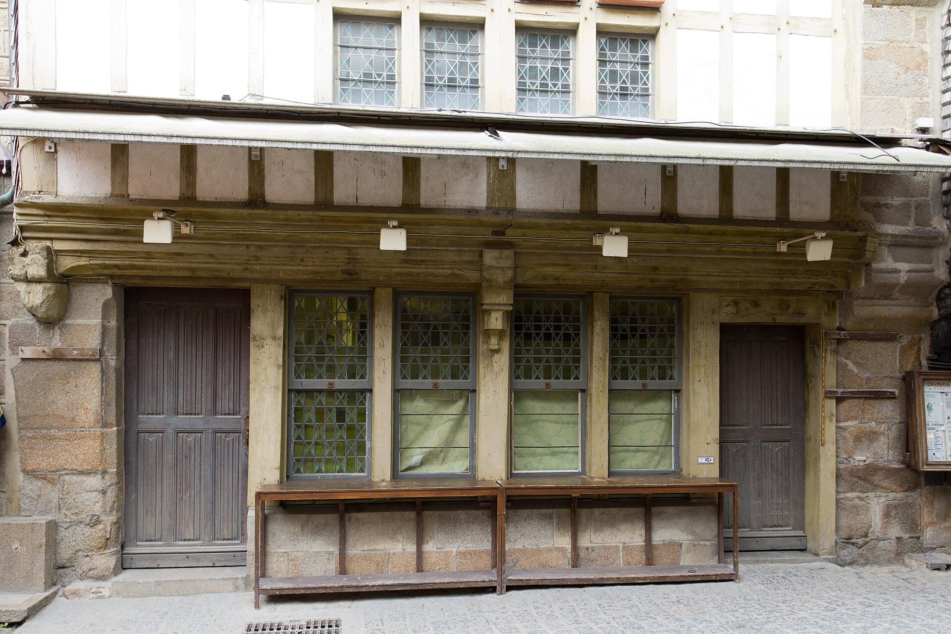 Hôtel L'Auberge Saint-Pierre (via Wikimedia Commons, CC BY-SA 3.0)