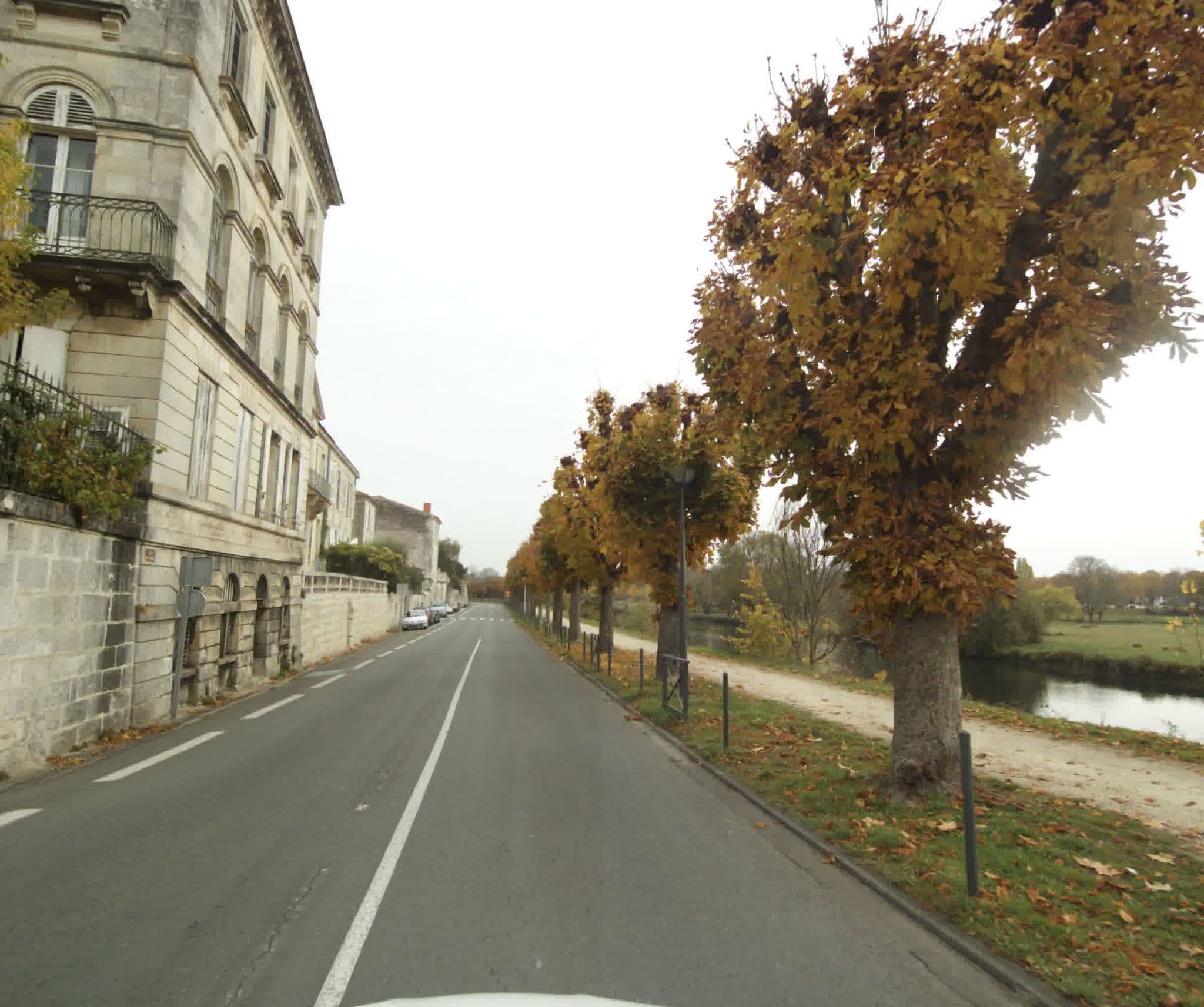 Street view near La Rotonde, Saintes — © sogefi (CC BY-SA · Mapillary)