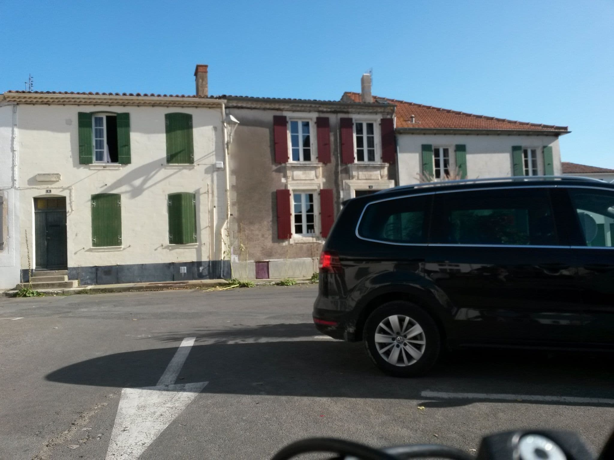 Street view near Hôtel Restaurant l'Escale, Sainte-Marie-de-Ré — © rausk (CC BY-SA · Mapillary)