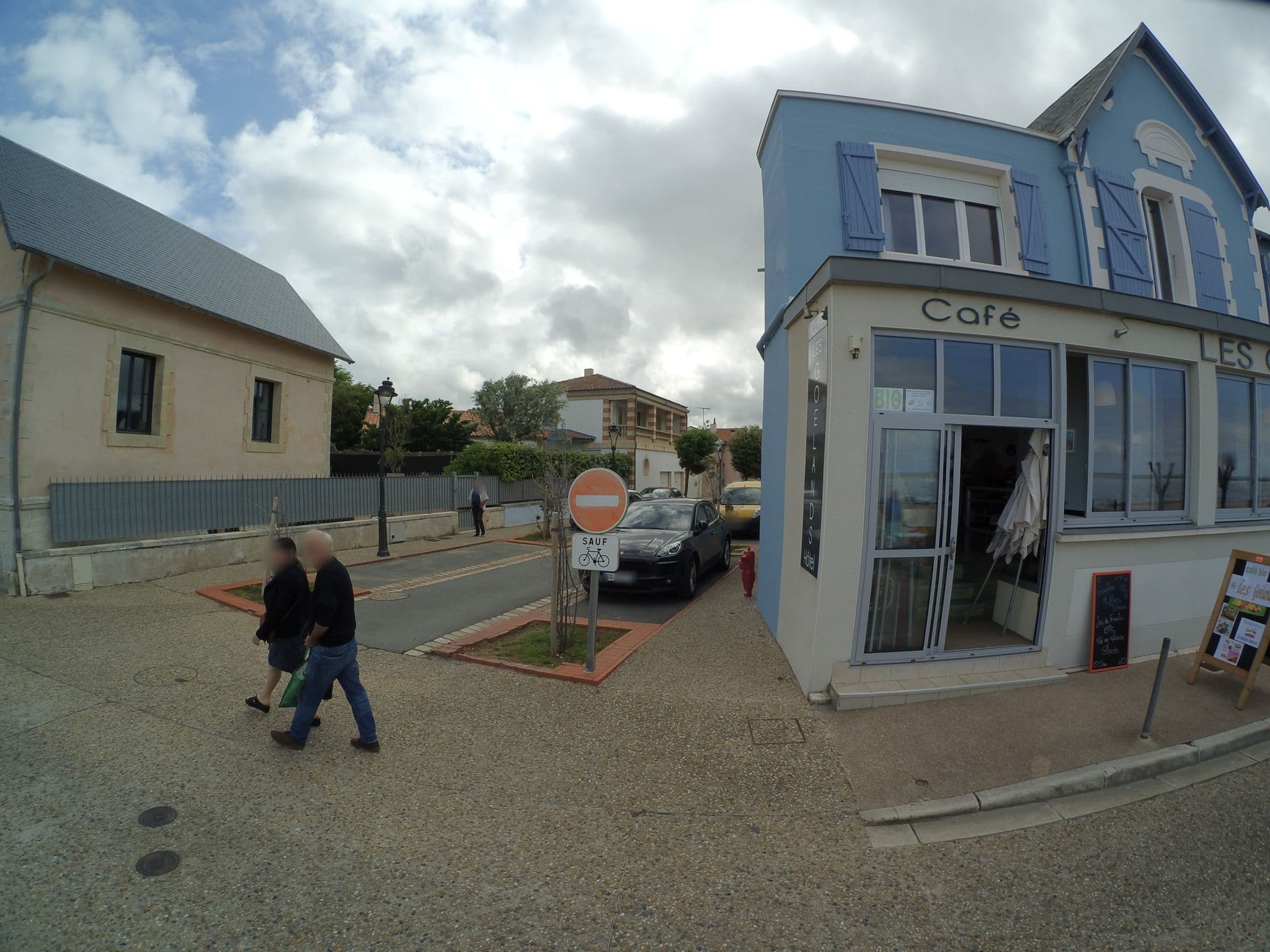 Street view near Les Goélands, Châtelaillon-Plage — © stephanep (CC BY-SA · Mapillary)