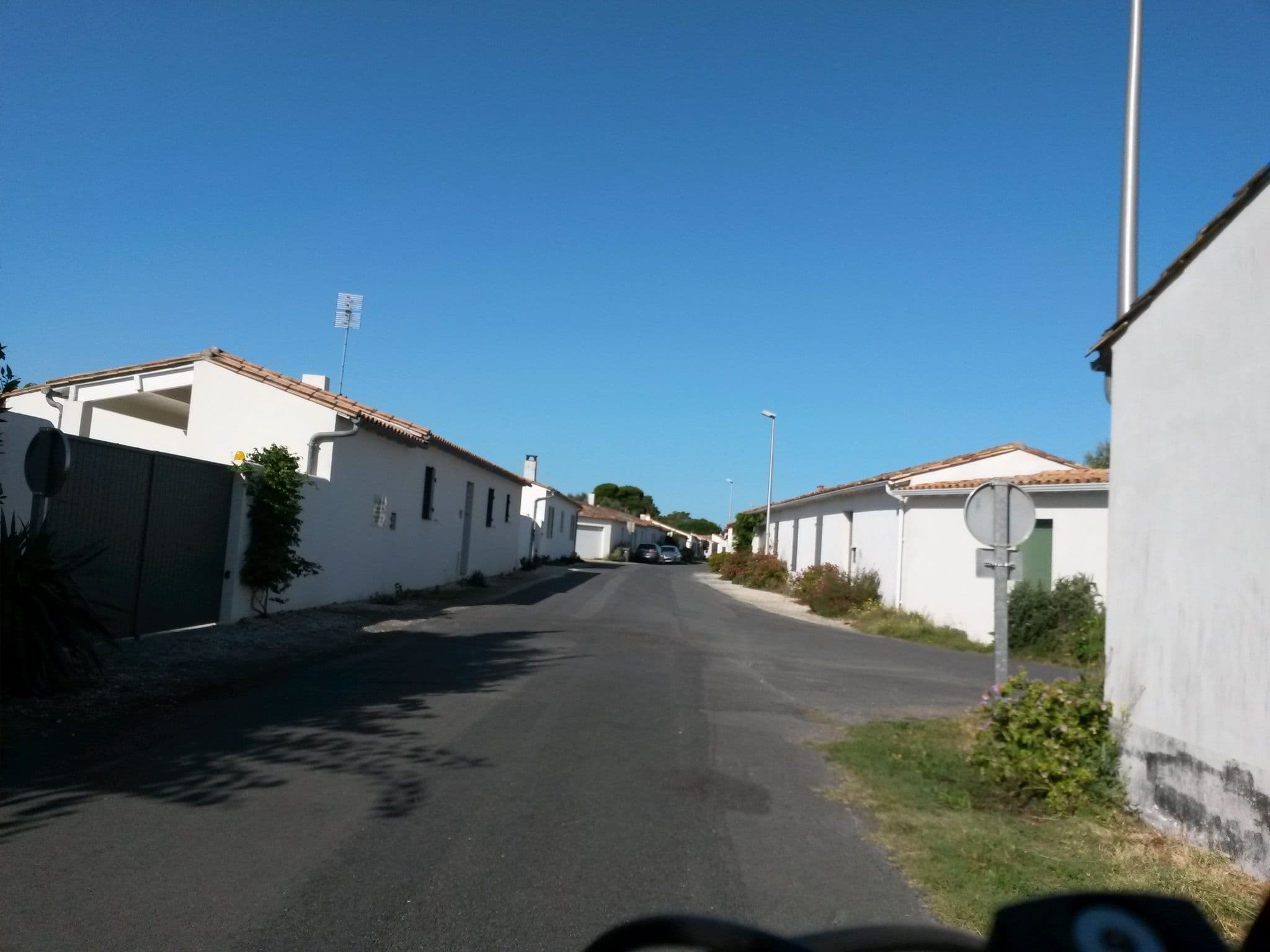Street view near Chez Sylvie, Sainte-Marie-de-Ré — © rausk (CC BY-SA · Mapillary)