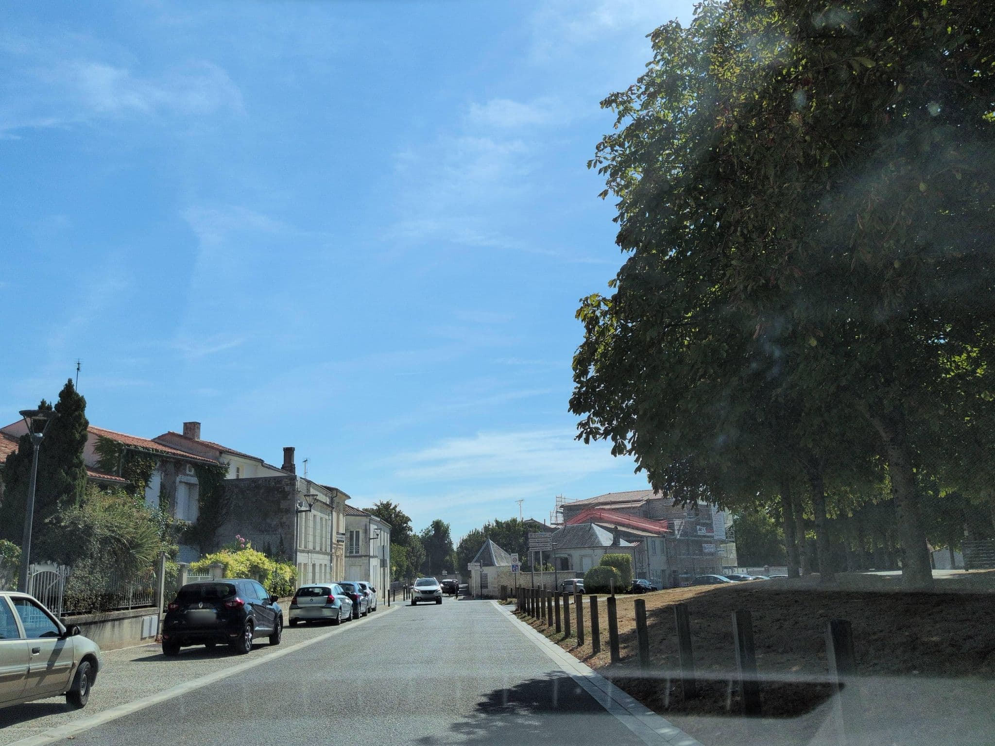 Street view near Hôtel le Ronsard, Surgères — © lmagreault (CC BY-SA · Mapillary)
