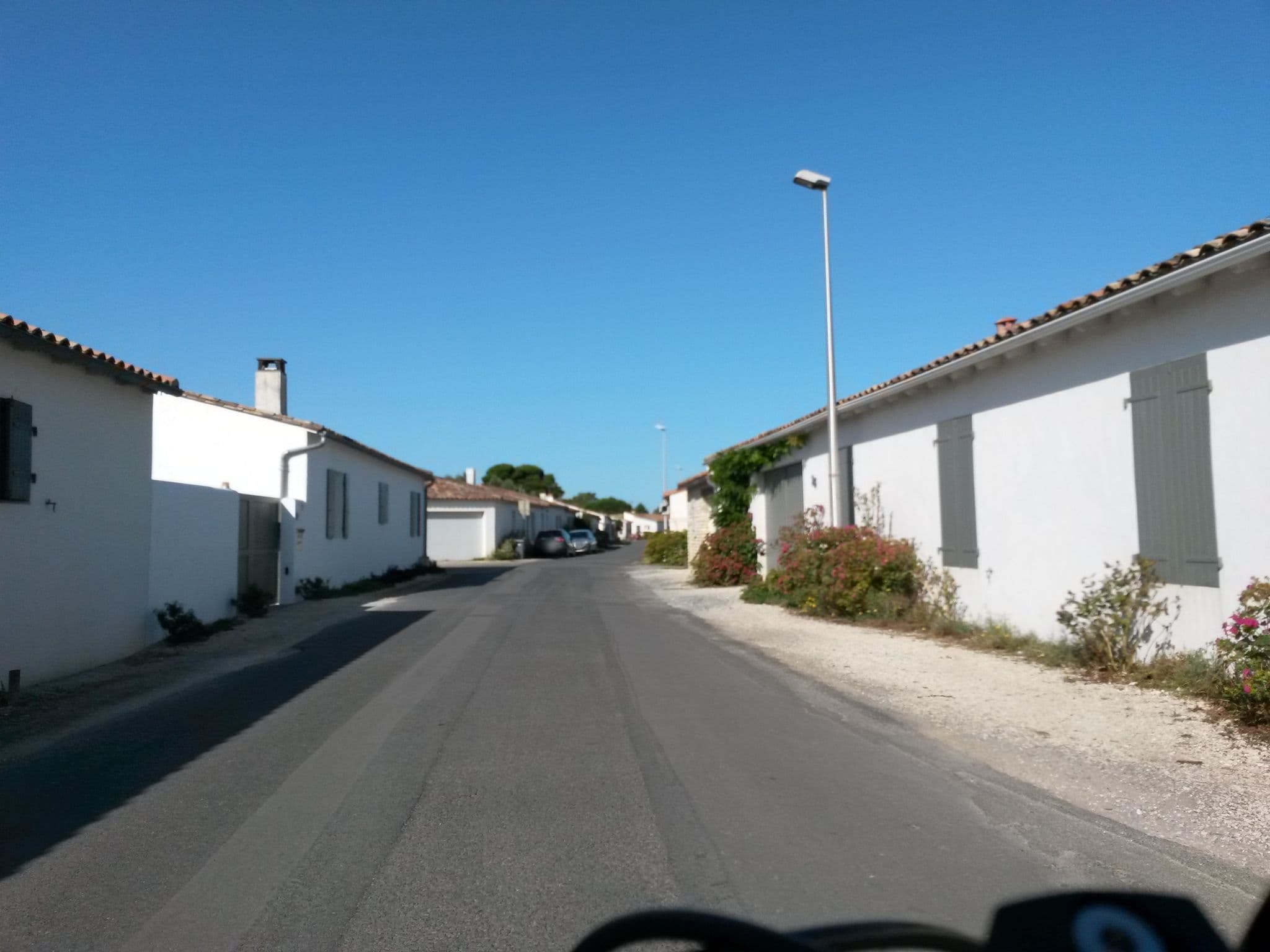 Street view near Maison d’Hôtes les Ajoncs, Sainte-Marie-de-Ré — © rausk (CC BY-SA · Mapillary)