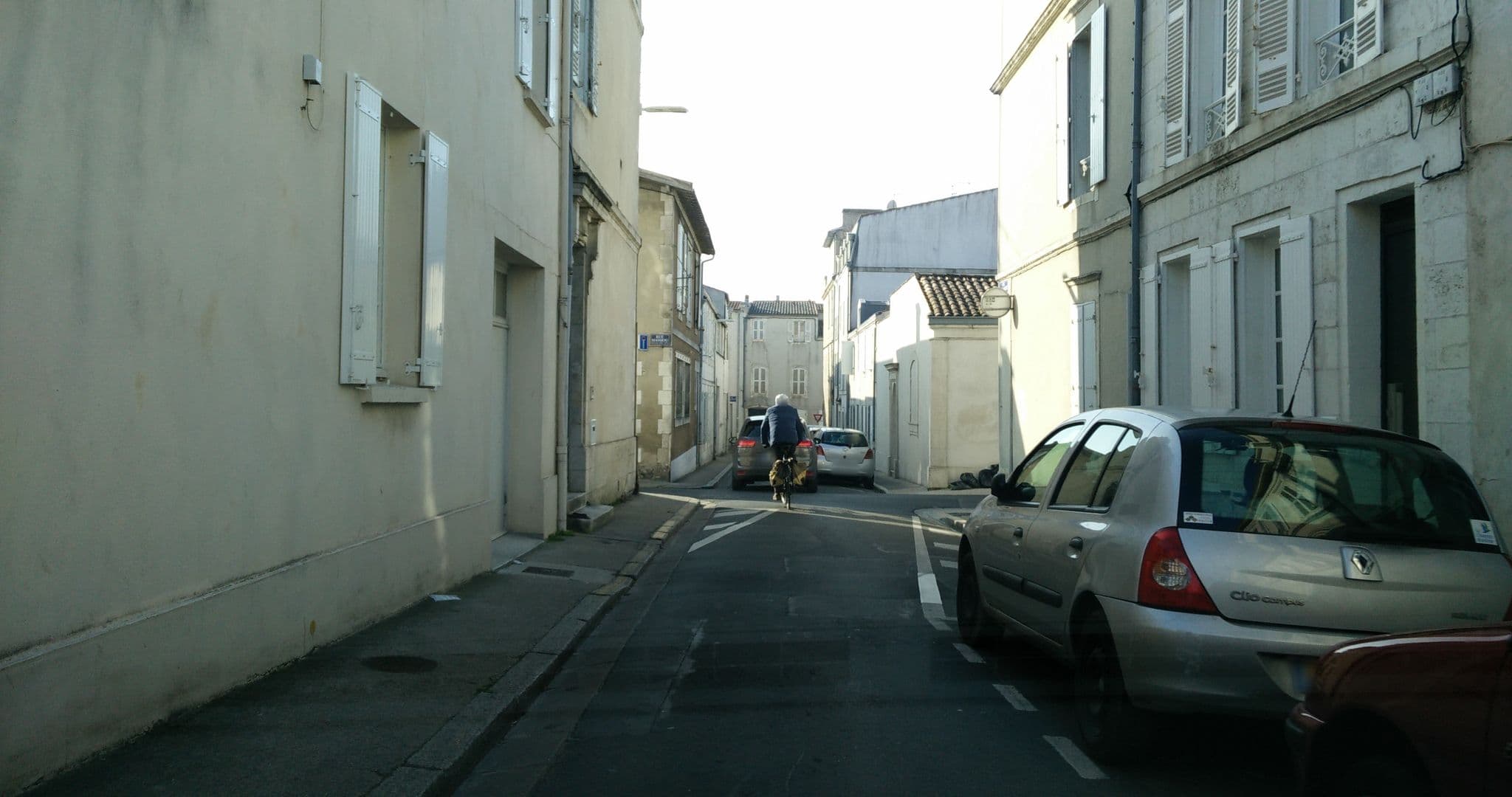 Street view near Une Maison en Ville, La Rochelle — © gnusam (CC BY-SA · Mapillary)