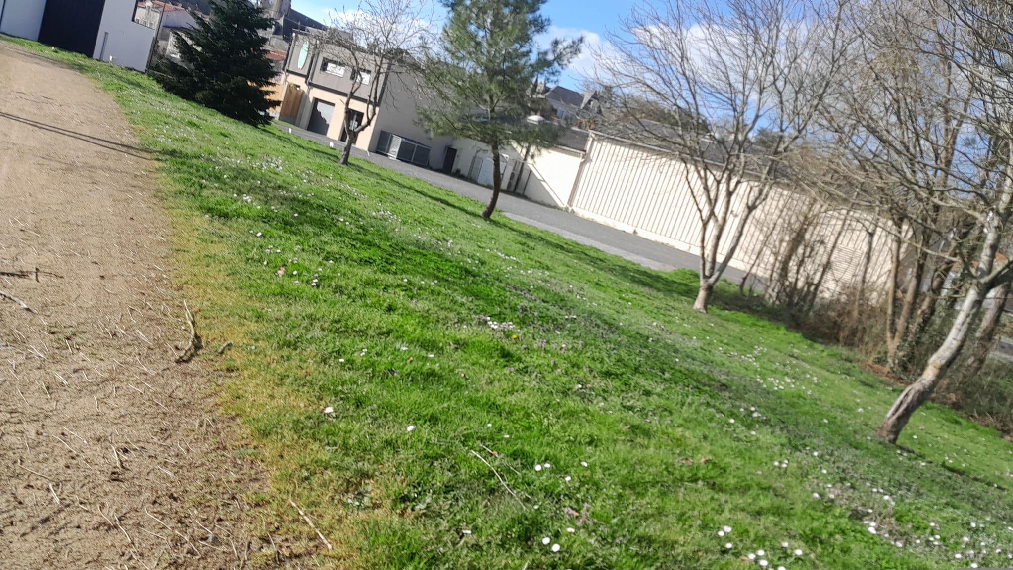 Street view near Aire Parking de La Loire - Oudon, Oudon — © hautetension08 (CC BY-SA · Mapillary)