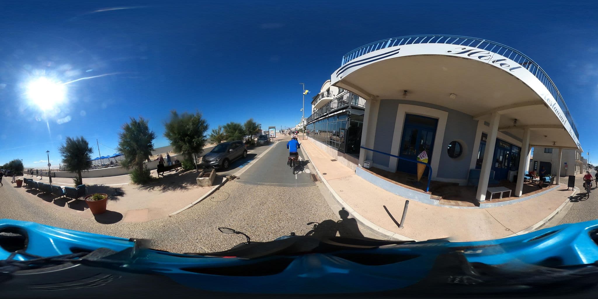 Street view near Clarion Collection Hotel Les Flots- Chatelaillon Plage, Châtelaillon-Plage — © padididejurbise (CC BY-SA · Mapillary)
