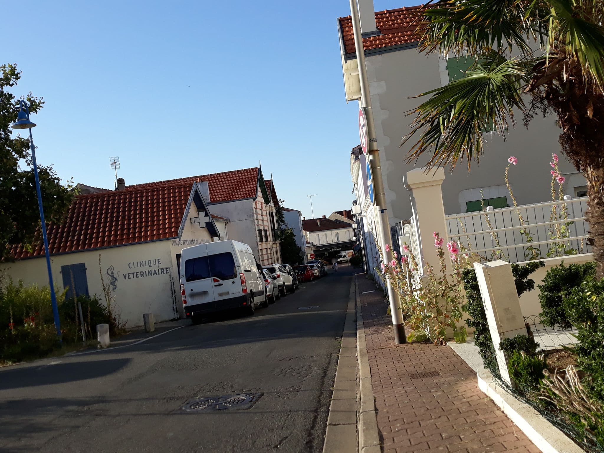 Street view near Aunis Home, Fouras — © kobold (CC BY-SA · Mapillary)