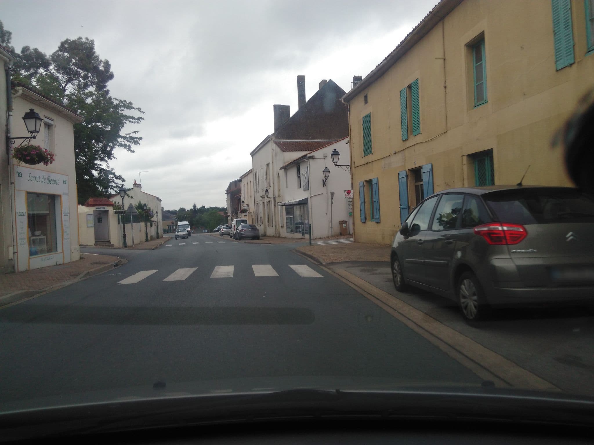 Street view near Hôtel des Voyageurs, Mareuil-sur-Lay-Dissais — © operon85 (CC BY-SA · Mapillary)