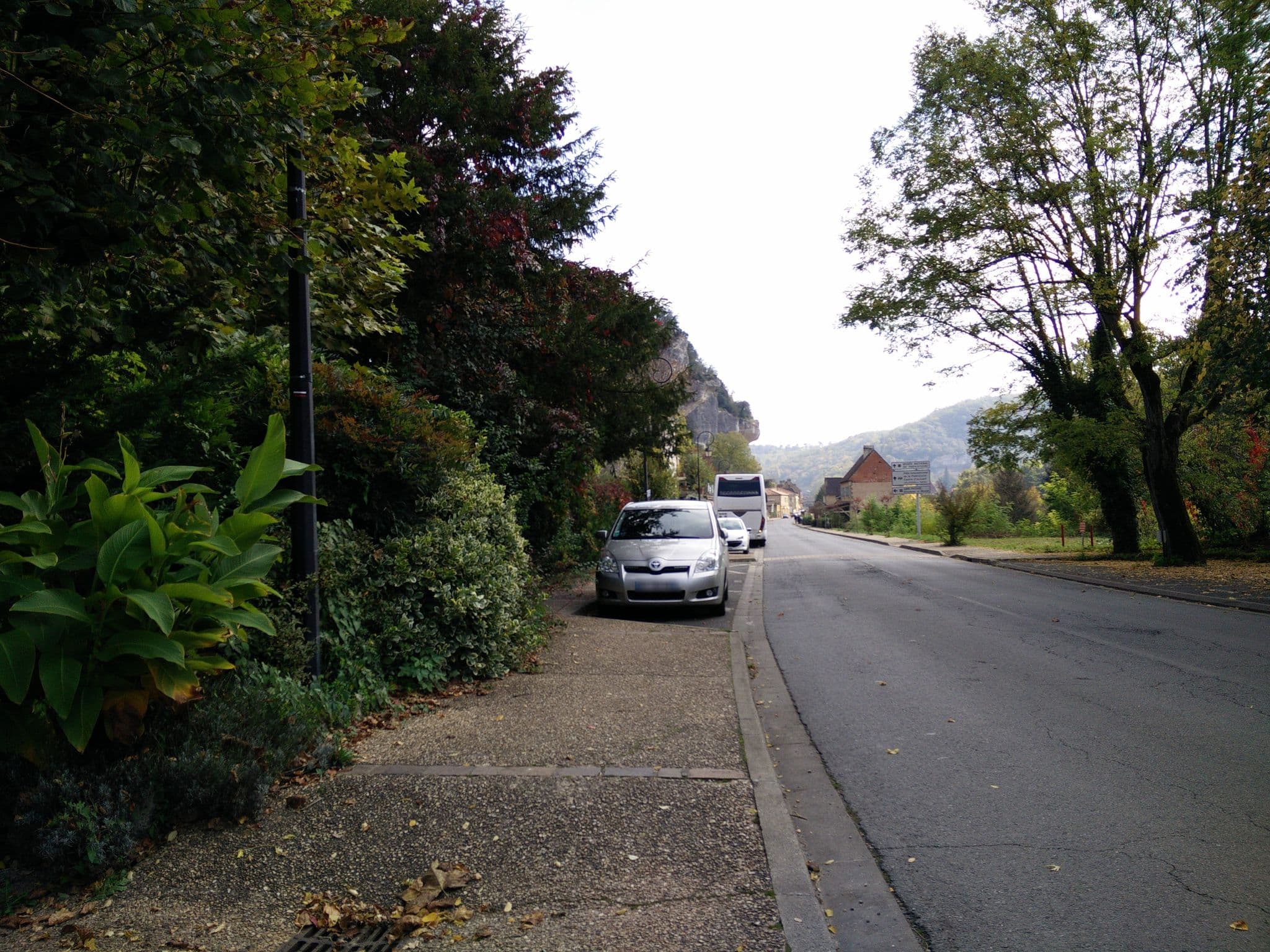 Street view near Hôtel Le Cro-Magnon, Le Bugue — © volucris (CC BY-SA · Mapillary)