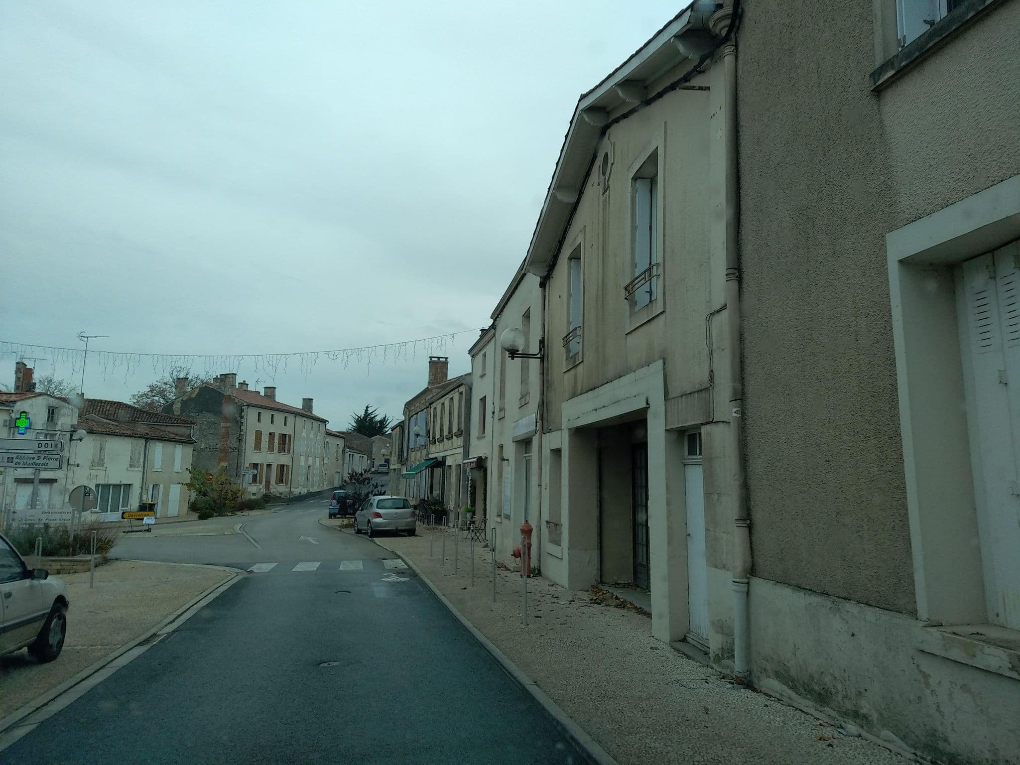 Street view near Hôtel Saint Nicolas, Maillezais — © tif35 (CC BY-SA · Mapillary)