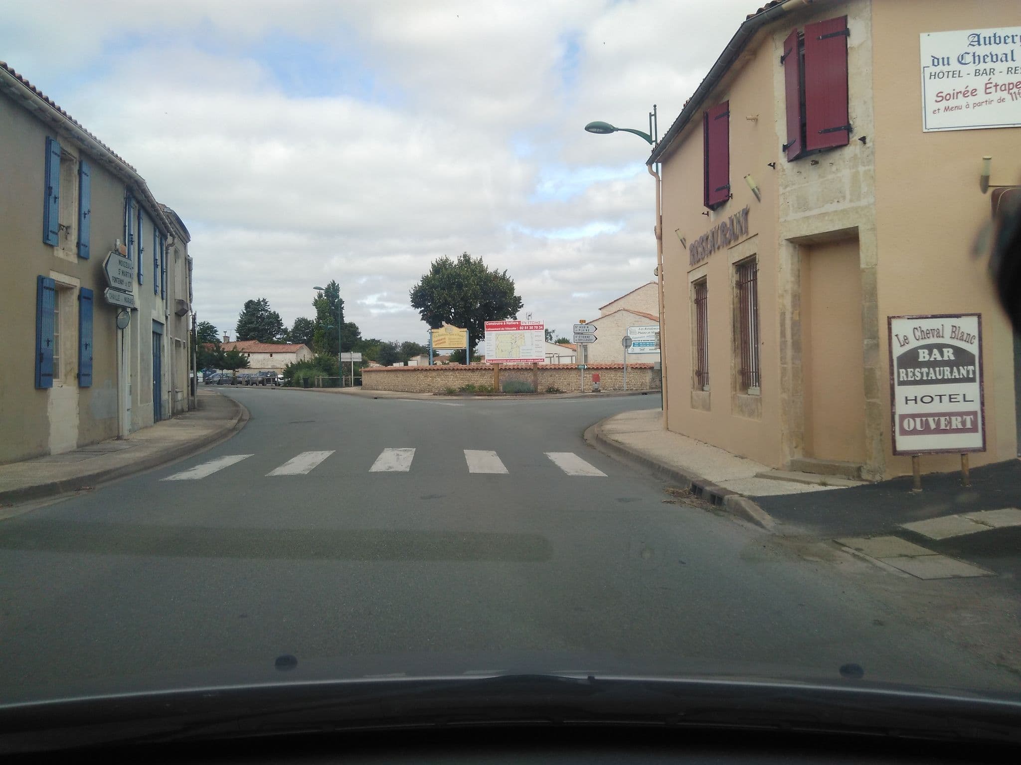 Street view near Auberge du Cheval Blanc, Nalliers — © operon85 (CC BY-SA · Mapillary)