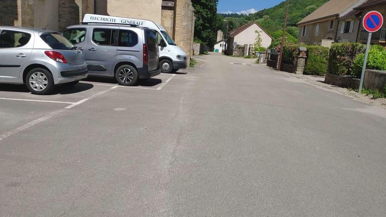 Street view near Chez Henriette, Lons-le-Saunier — © LOGIROAD (CC BY-SA · Mapillary)